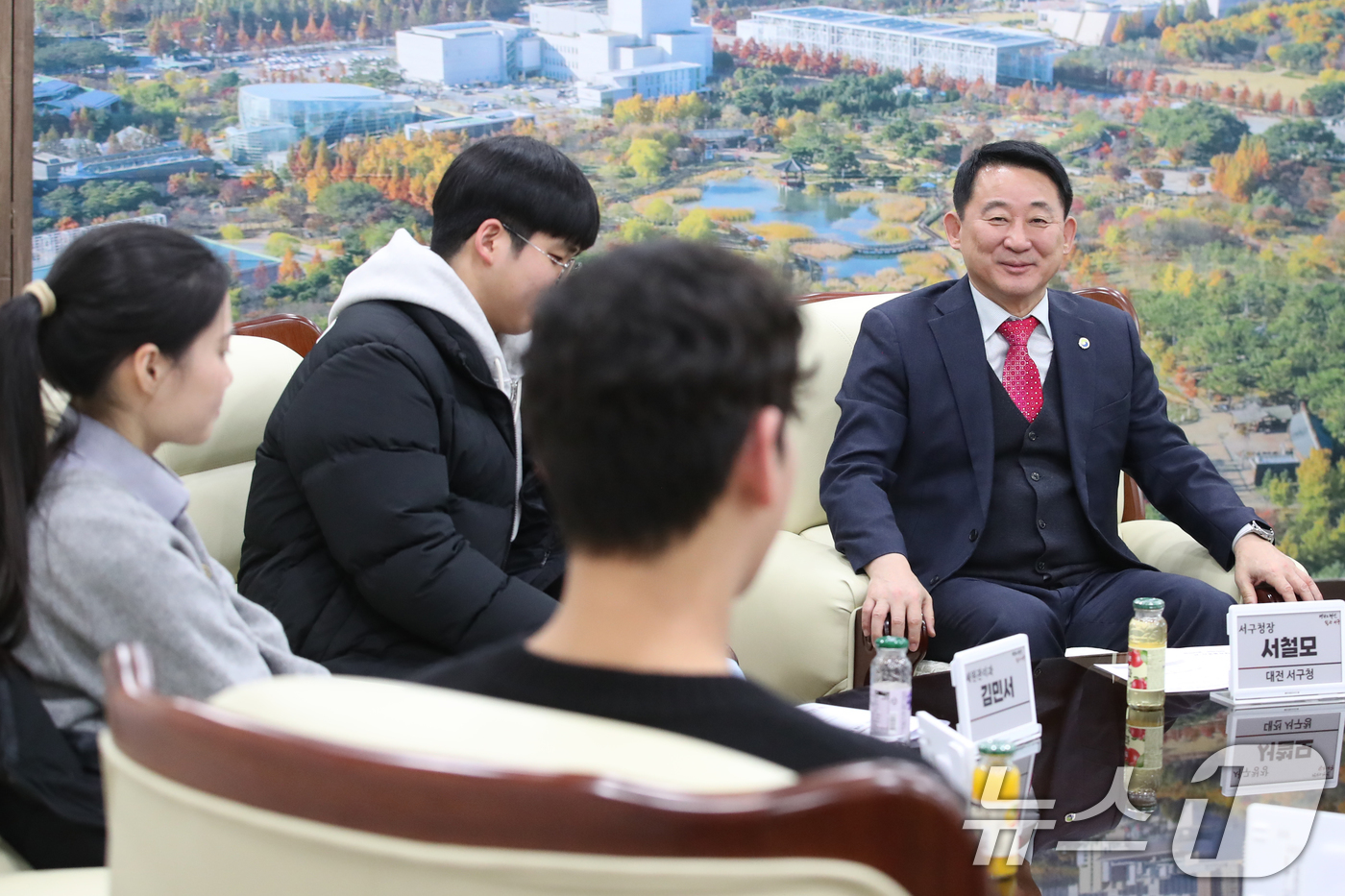 (대전=뉴스1) 김기태 기자 = 서철모 대전 서구청장이 7일 오후 구청에서 일자리체험사업 참여 청년과 간담회를 갖고 청년취업 등에 대해 의견을 청취하고 있다. 2025.2.7/뉴스 …
