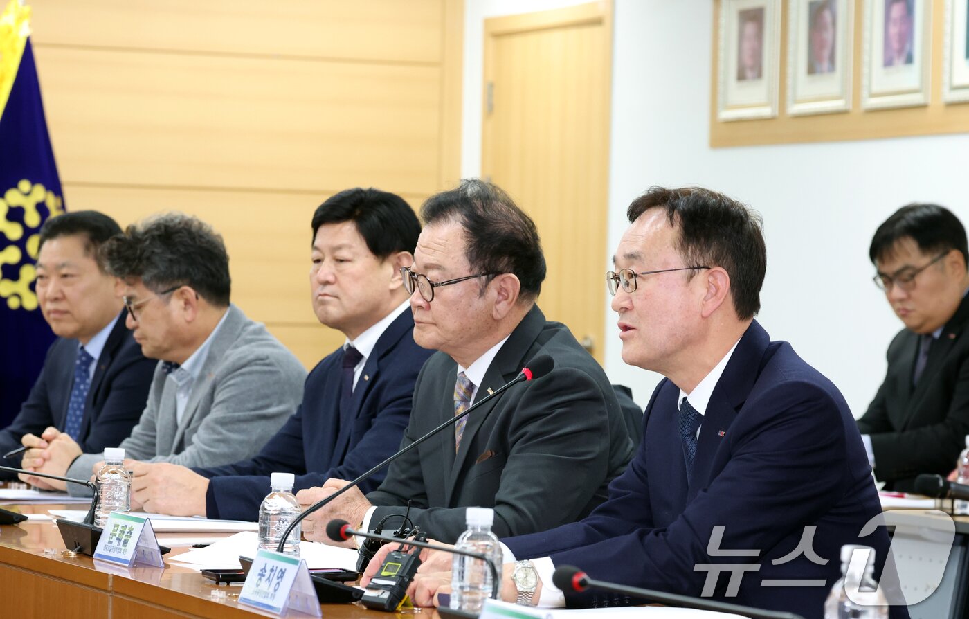 본문 이미지 - 송치영 소상공인연합회 회장이 7일 오전 서울 종로구 새문안로 경제사회노동위원회에서 열린 경제사회노동위원회·소상공인연합회 간담회에서 모두 발언을 하고 있다. 2025.2.7/뉴스1 ⓒ News1 김명섭 기자