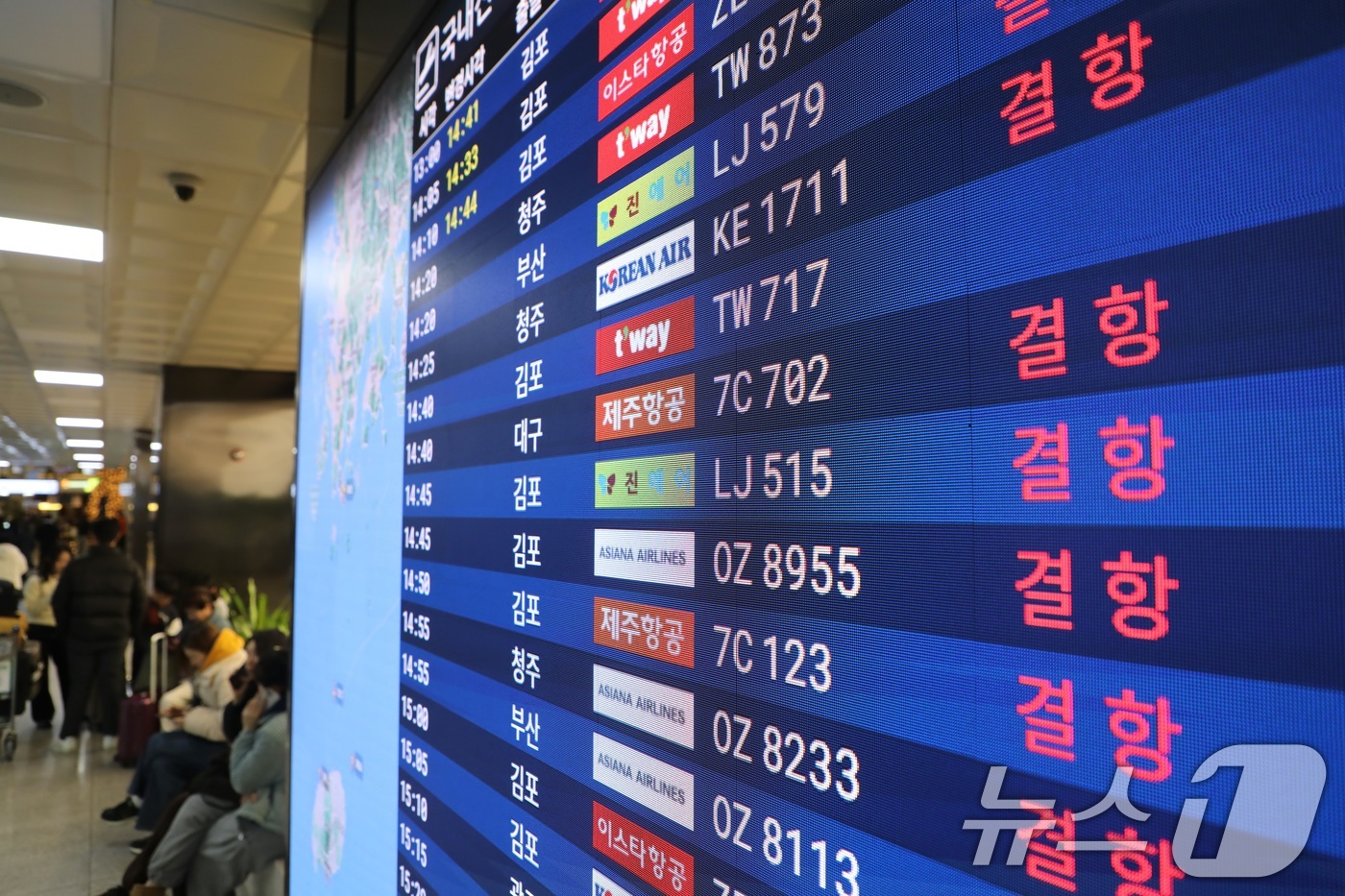 (제주=뉴스1) 고동명 기자 = 7일 오후 제주국제공항 운항 현황판에 대부분의 항공편이 결항되고 있다. 이날 제주는 강풍과 많은 눈으로 항공편 운항이 차질을 빚고 있다. 2025. …