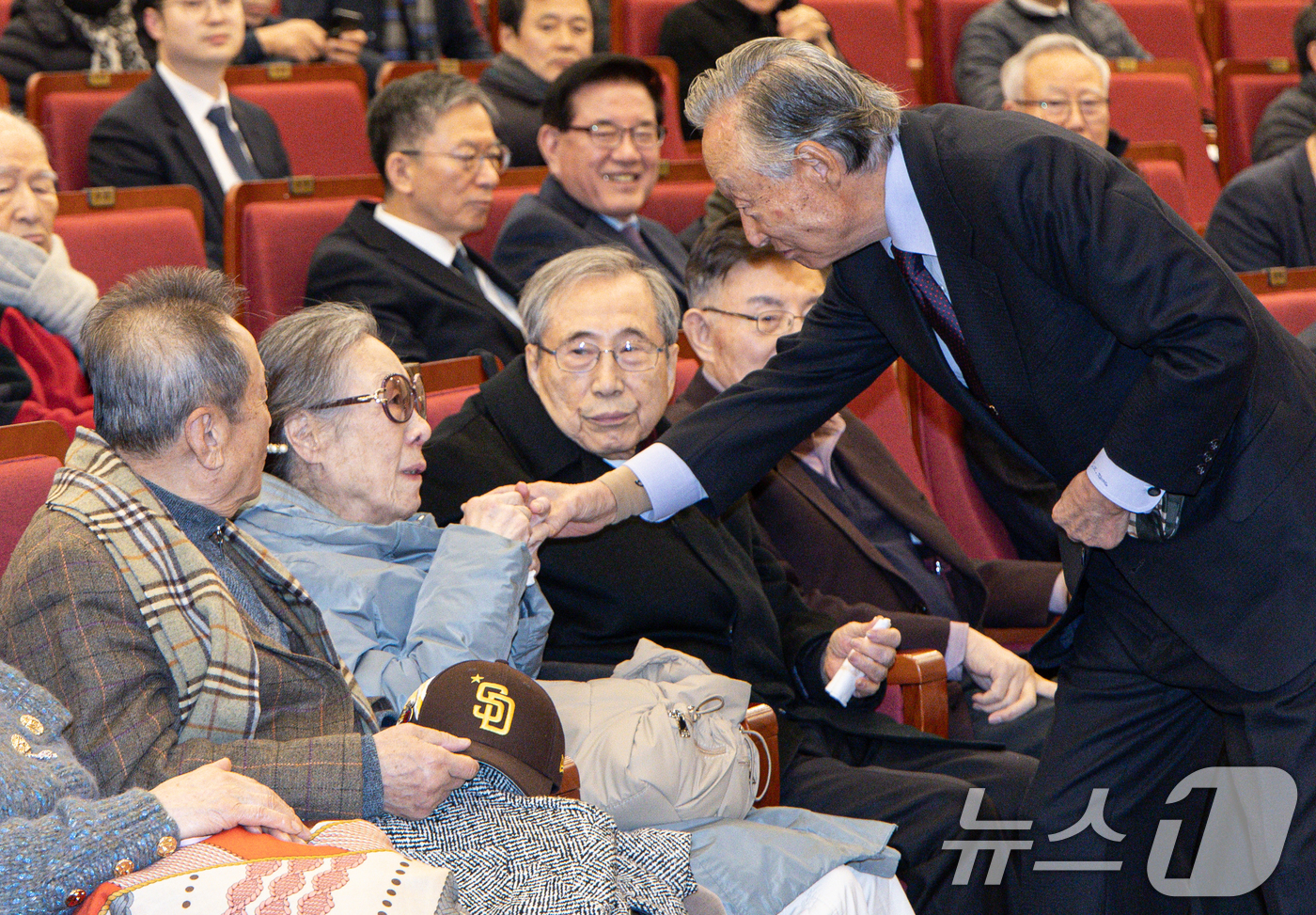 (서울=뉴스1) 이재명 기자 = 권노갑 더불어민주당 상임고문이 7일 오후 서울 여의도 국회 도서관에서 열린 '풍운의 정치인 김상현을 읽다' 출판기념회에서 후농 김상현 전 의원의 부 …