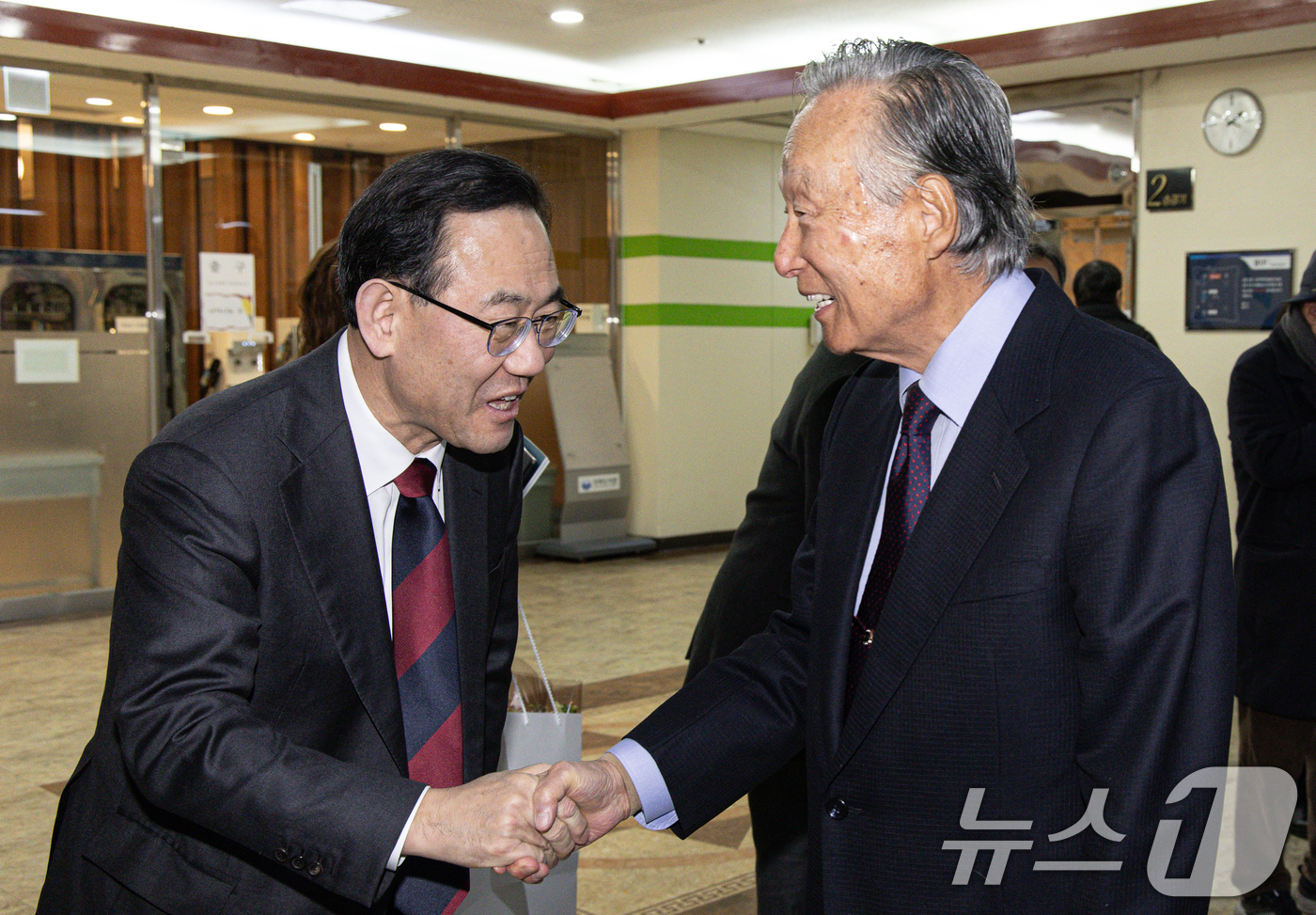 (서울=뉴스1) 이재명 기자 = 주호영 국민의힘 의원이 7일 오후 서울 여의도 국회 도서관에서 열린 '풍운의 정치인 김상현을 읽다' 출판기념회에서 권노갑 더불어민주당 상임고문과 인 …