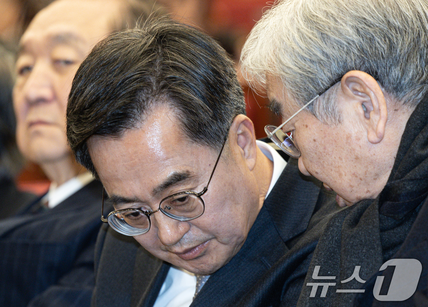 (서울=뉴스1) 이재명 기자 = 김동연 경기도지사가 7일 오후 서울 여의도 국회 도서관에서 열린 '풍운의 정치인 김상현을 읽다' 출판기념회에서 한 참석자와 대화를 하고 있다. 20 …