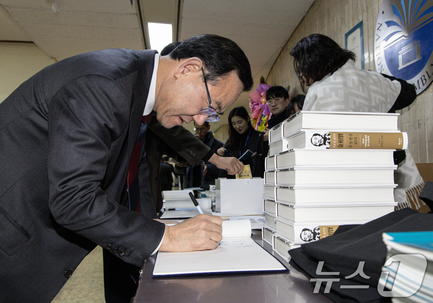 (서울=뉴스1) 이재명 기자 = 주호영 국민의힘 의원이 7일 오후 서울 여의도 국회 도서관에서 열린 '풍운의 정치인 김상현을 읽다' 출판기념회에서 방명록에 서명하고 있다. 2025 …