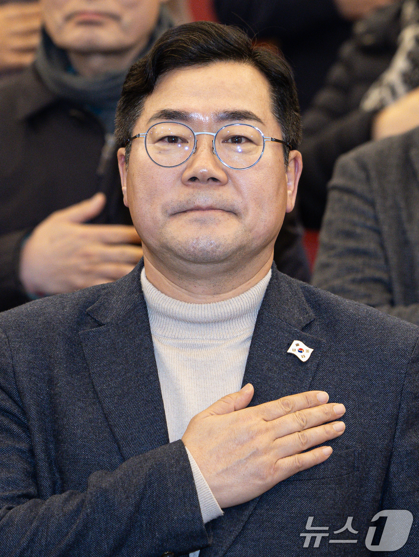 (서울=뉴스1) 이재명 기자 = 박찬대 더불어민주당 원내대표가 7일 오후 서울 여의도 국회 도서관에서 열린 '풍운의 정치인 김상현을 읽다' 출판기념회에서 국민의례를 하고 있다. 2 …