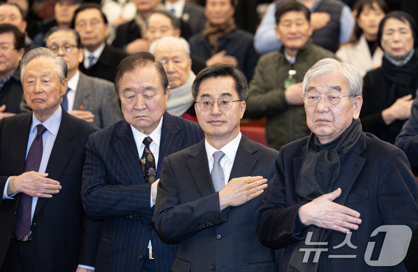 (서울=뉴스1) 이재명 기자 = 김동연 경기도지사가 7일 오후 서울 여의도 국회 도서관에서 열린 '풍운의 정치인 김상현을 읽다' 출판기념회에서 국민의례를 하고 있다. 2025.2. …