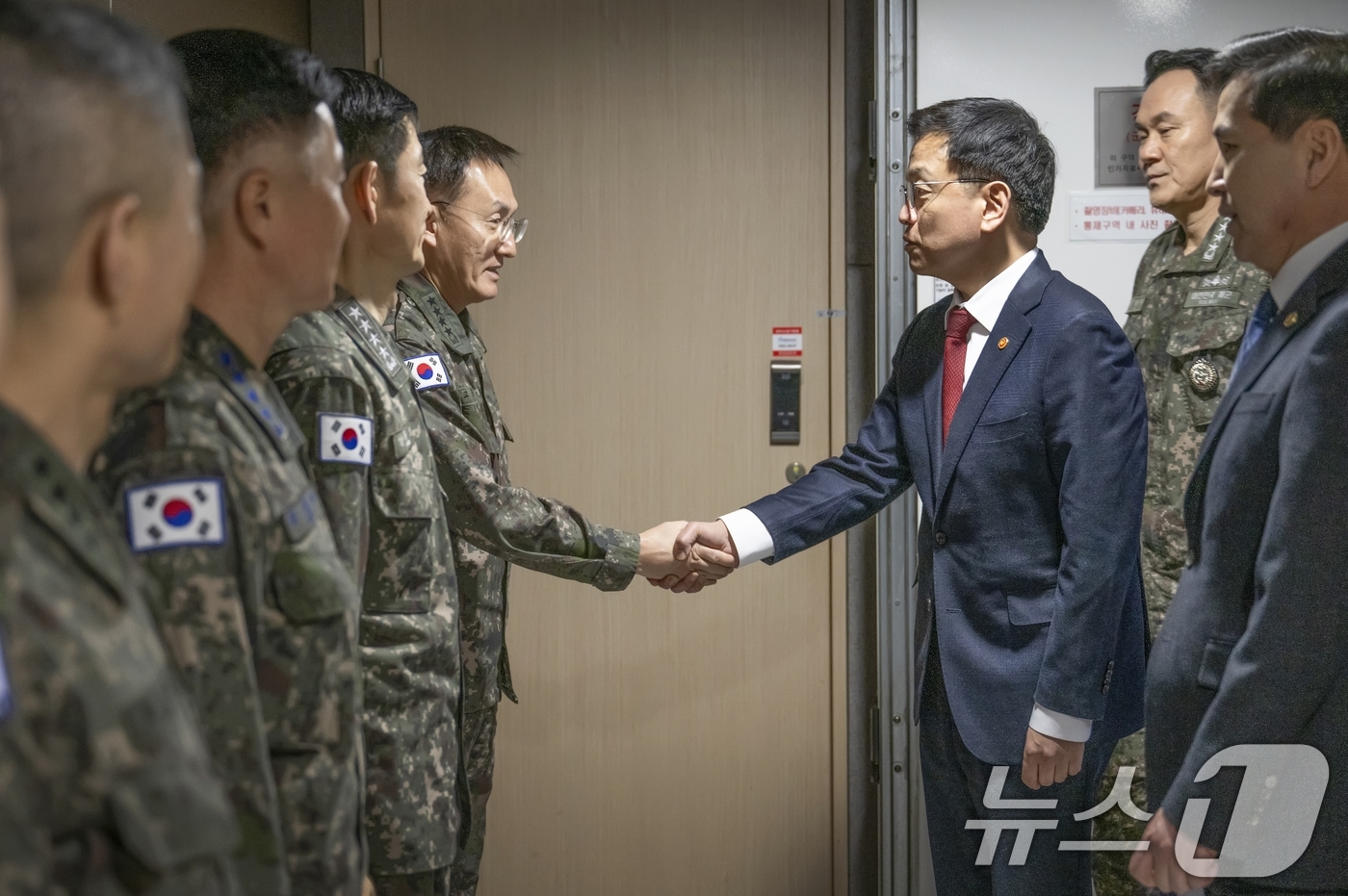 (서울=뉴스1) = 최상목 대통령 권한대행 부총리 겸 기획재정부 장관이 7일 서울 용산구 합동참모본부 지휘통제실을 방문, 고창준 육군참모총장 직무대리와 인사하고 있다.  (국방부 …