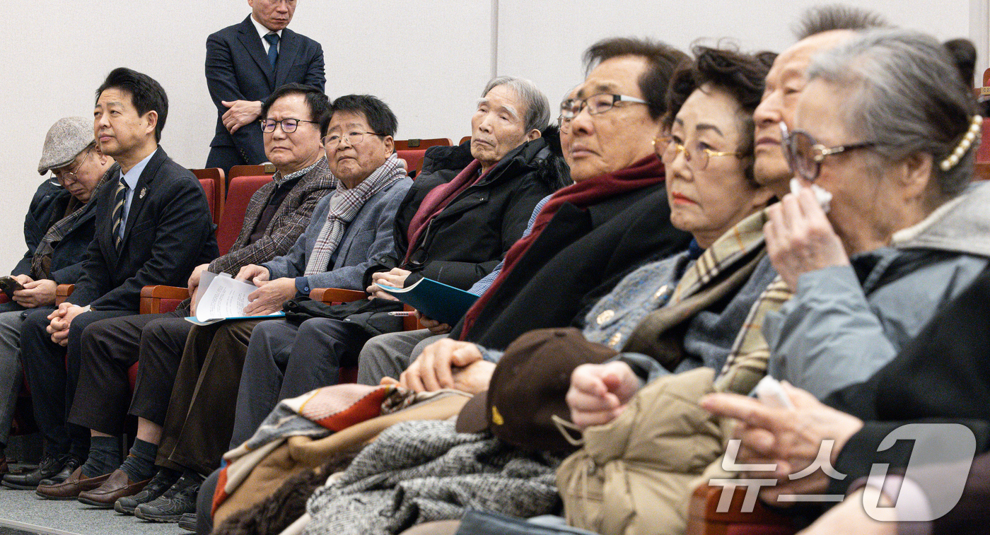 (서울=뉴스1) 이재명 기자 = 후농 김상현 전 의원의 아들이 김영호 더불어민주당 의원(왼쪽 두 번째)와 부인인 정희원 여사(오른쪽 첫 번째)가 7일 오후 서울 여의도 국회 도서관 …