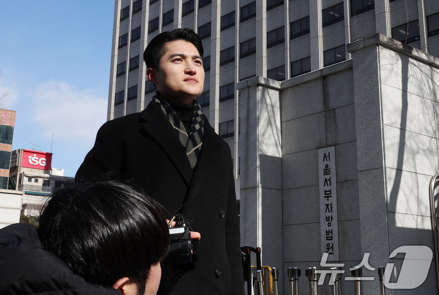 (서울=뉴스1) 장수영 기자 = 은평구에서 발생한 일본도 살인사건 유가족 측 남언호 변호사가 7일 오후 서울 마포구 서부지법에서 열린 일본도 살인사건 선고 공판에 출석하며 법원에 …