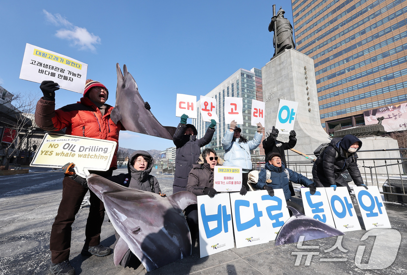 (서울=뉴스1) 김성진 기자 = 환경보건시민센터 회원들이 7일 서울 종로구 광화문 광장 이순신 동상 앞에서 열린 전국 수족관 돌고래 자연복귀 촉구 기자회견에서 피켓을 들고 구호를 …