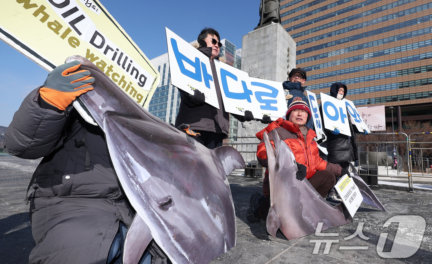 (서울=뉴스1) 김성진 기자 = 환경보건시민센터 회원들이 7일 서울 종로구 광화문 광장 이순신 동상 앞에서 열린 전국 수족관 돌고래 자연복귀 촉구 기자회견에서 피켓을 들고 구호를 …
