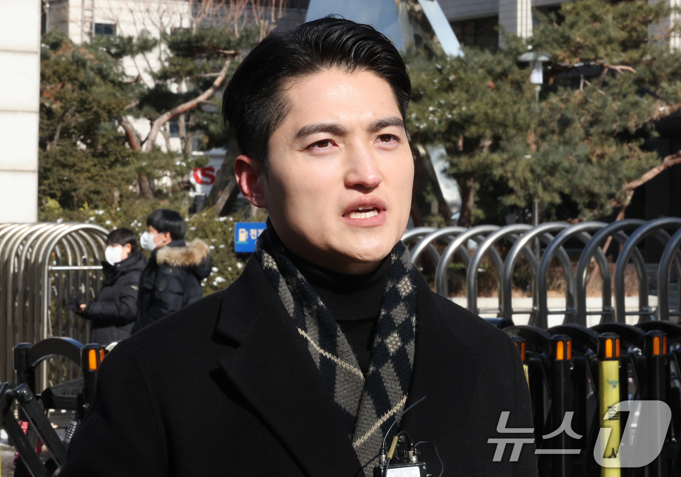 (서울=뉴스1) 장수영 기자 = 은평구에서 발생한 일본도 살인사건 유가족 측 남언호 변호사가 7일 오후 서울 마포구 서부지법에서 열린 일본도 살인사건 선고 공판에 출석하며 법원에 …