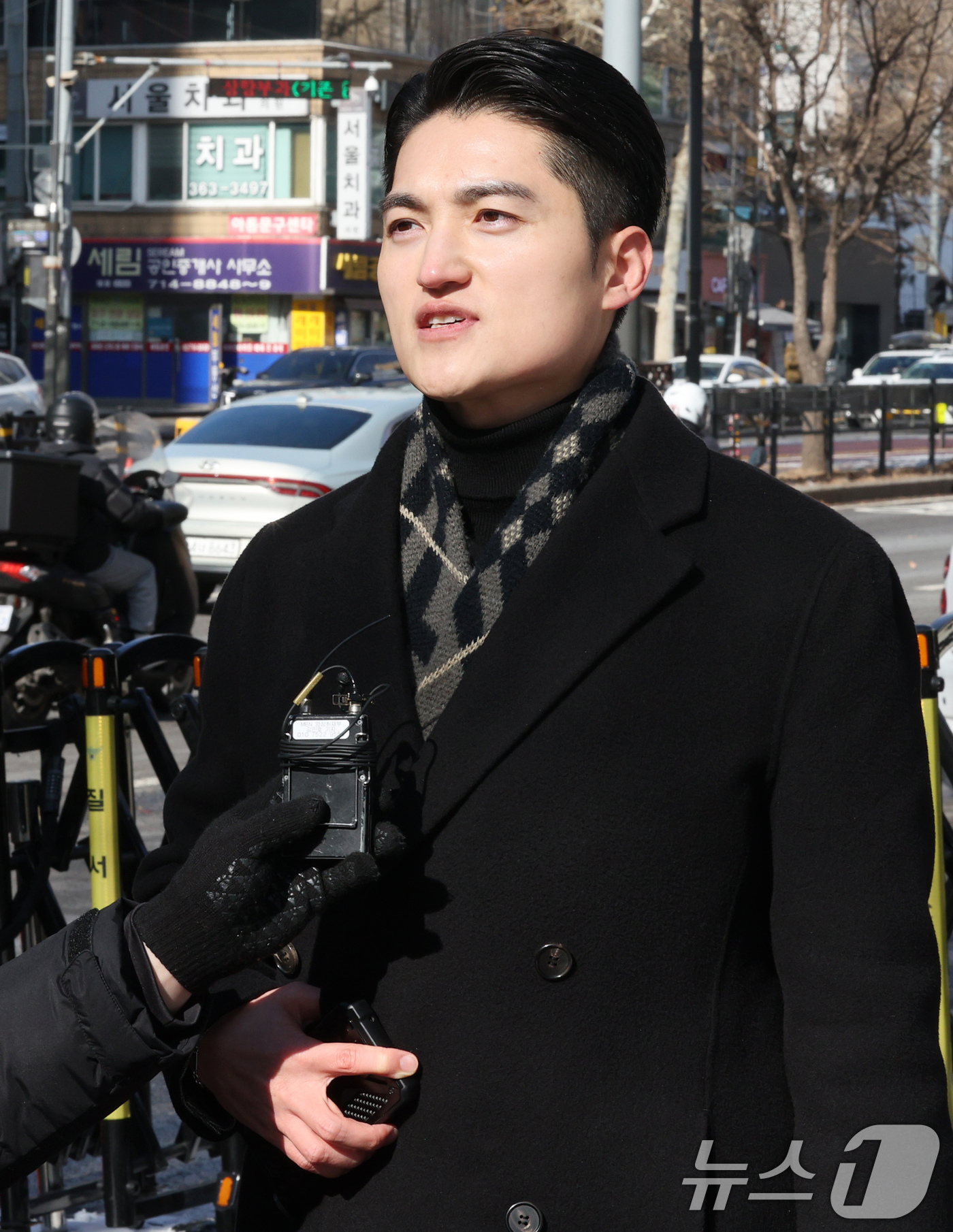 (서울=뉴스1) 장수영 기자 = 은평구에서 발생한 일본도 살인사건 유가족 측 남언호 변호사가 7일 오후 서울 마포구 서부지법에서 열린 일본도 살인사건 선고 공판에 출석하며 법원에 …