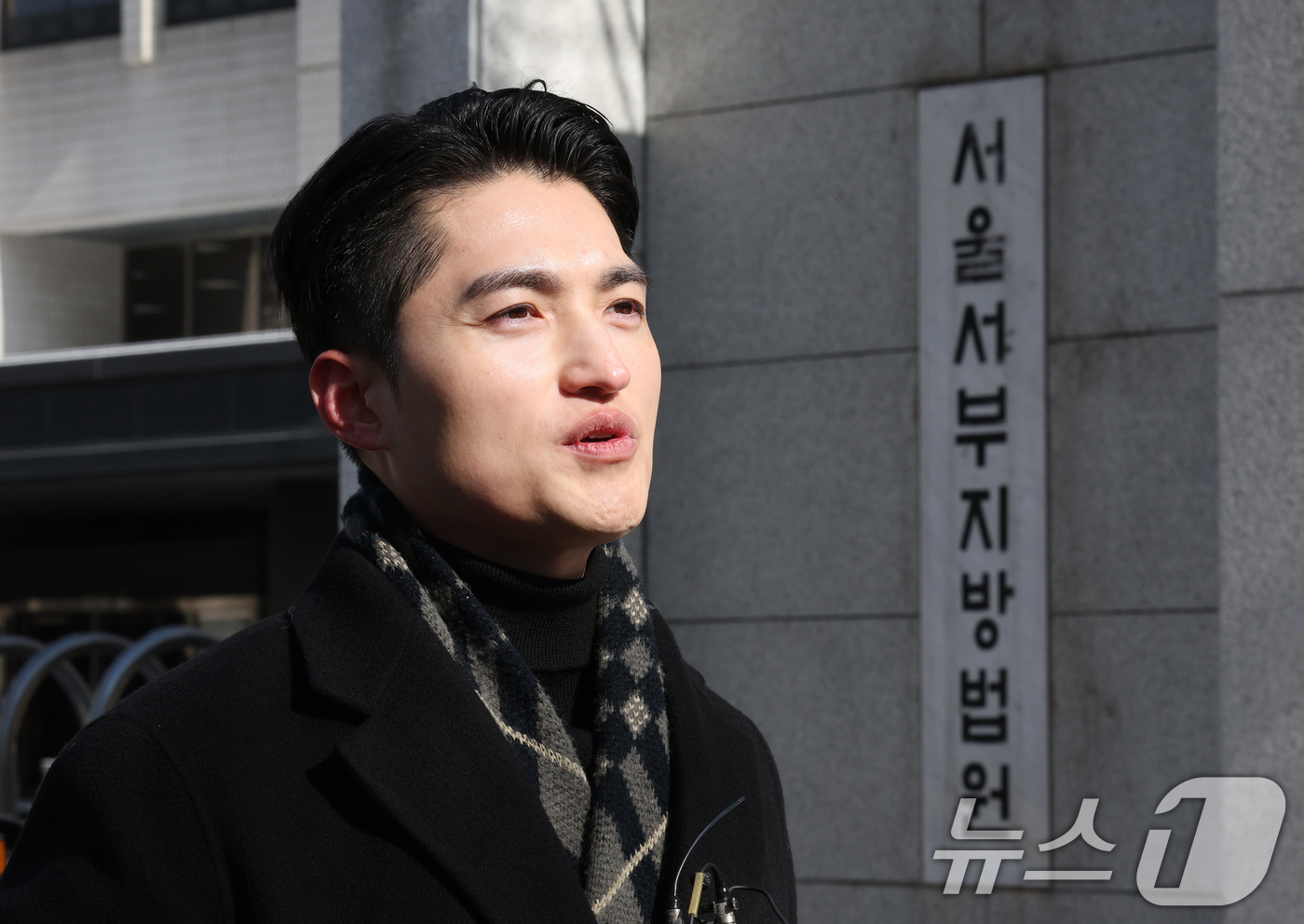 (서울=뉴스1) 장수영 기자 = 은평구에서 발생한 일본도 살인사건 유가족 측 남언호 변호사가 7일 오후 서울 마포구 서부지법에서 열린 일본도 살인사건 선고 공판에 출석하며 법원에 …