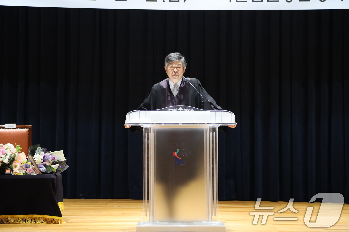 (서울=뉴스1) = 윤준 서울고등법원장이 7일 서울 서초구 서울법원종합청사에서 열린 퇴임식에서 퇴임사를 하고 있다.이날 윤 원장은 35년 간의 법관 생활을 마무리하며 " 재판의 공 …