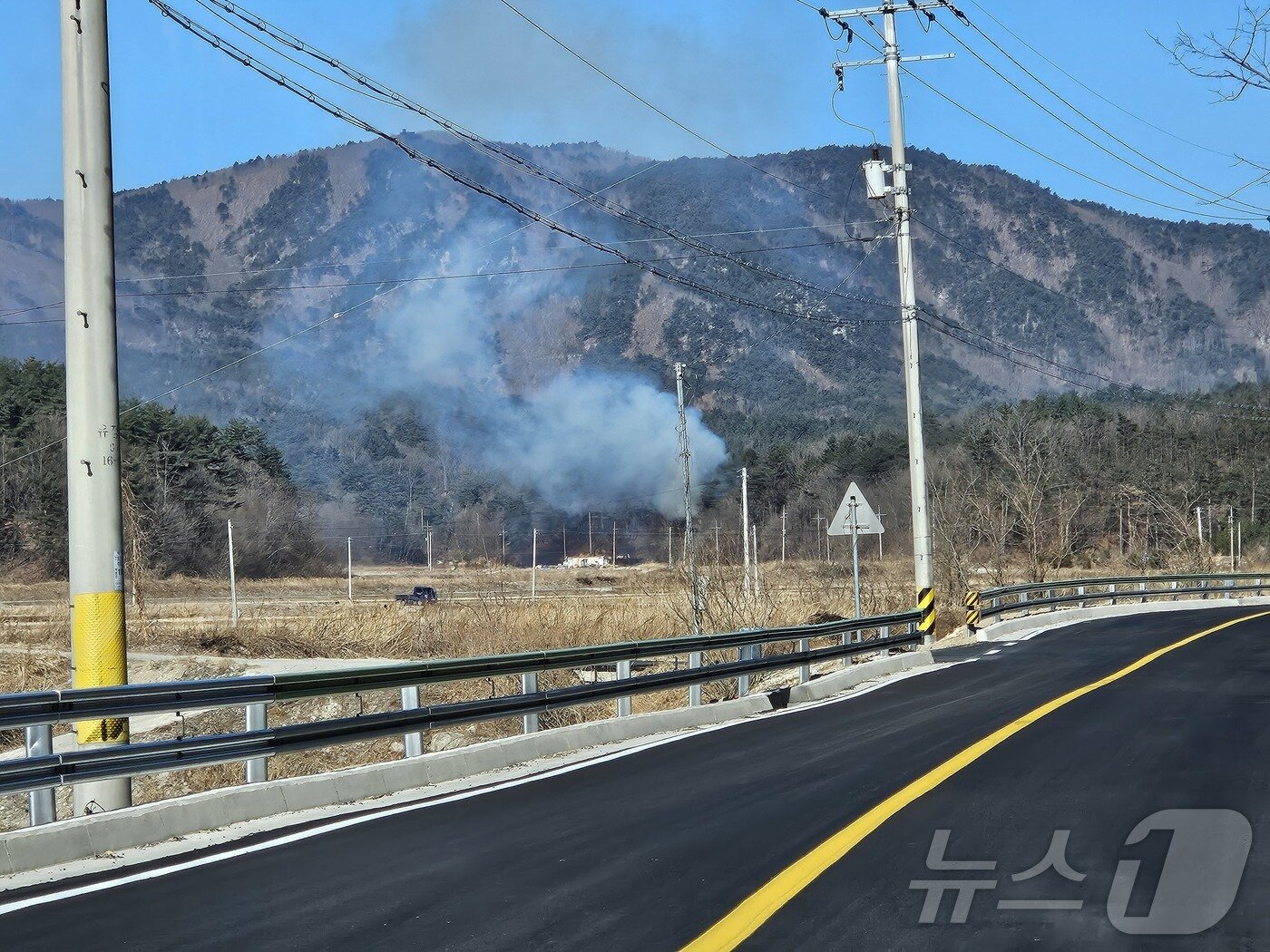 본문 이미지 - 6일 강원 고성 거진읍 석문리 산불 진화 현장.(동부지방산림청 제공) 2025.2.6./뉴스1
