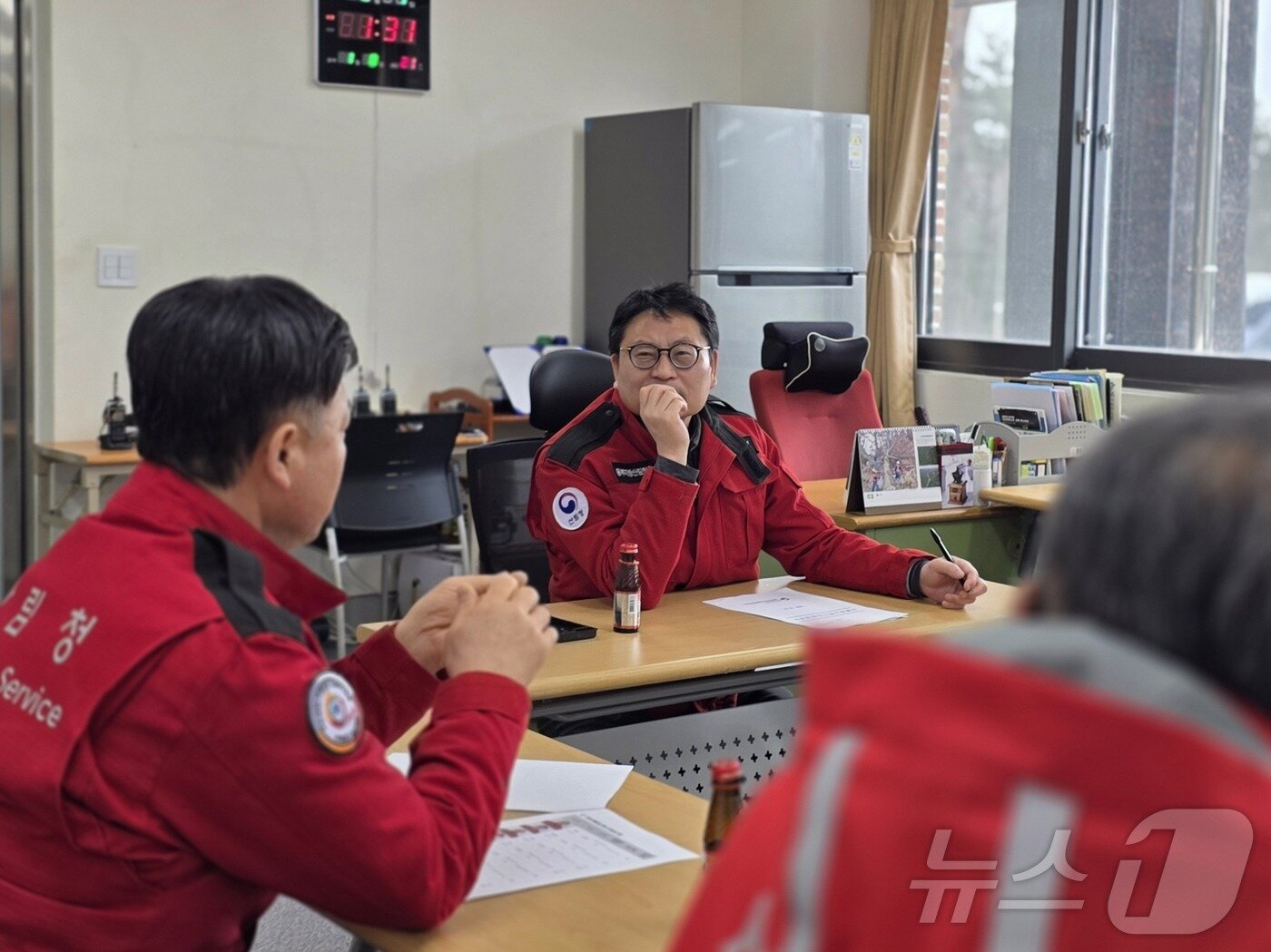 본문 이미지 - 강원 고성지역 산불재난특수진화대 산불 출동 태세 점검하는 최수천 동부산림청장.(동부산림청 제공) 2025.2.7/뉴스1