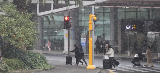 [오늘의 날씨] 제주(11일, 일)…강풍 동반 최대 20㎜ 눈·비