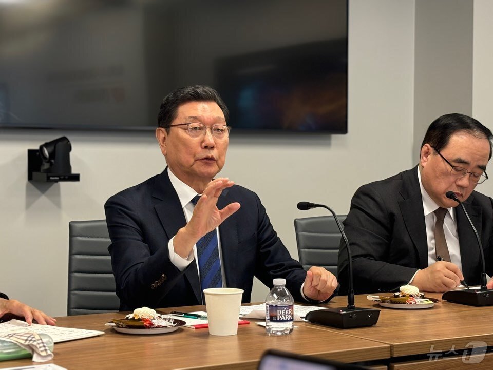 본문 이미지 - 정덕구 전 산업부 장관이 6일&#40;현지시간&#41; 워싱턴DC에서 가진 한국 특파원들과 간담회에서 발언하고 있다. ⓒ News1 류정민 특파원