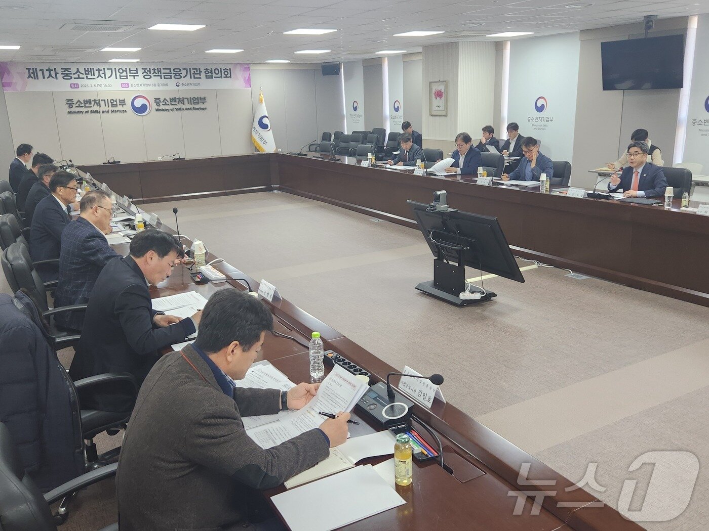 본문 이미지 - 김성섭 차관이 6일 중기부에서 &#39;정책금융기관 협의회&#39;를 열고 브로커 근절 방안을 논의하고 있다. &#40;중기부 제공&#41;