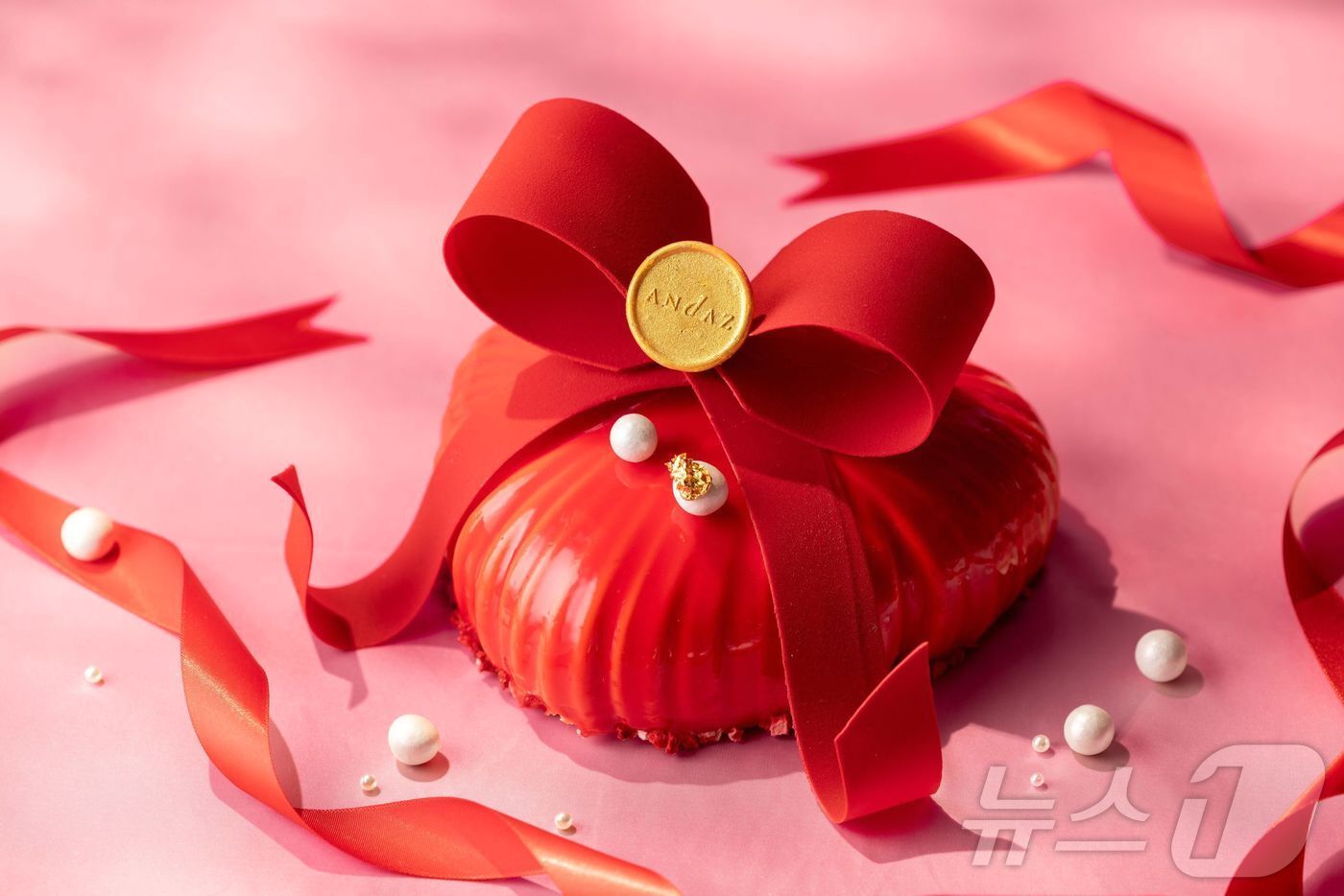 본문 이미지 - 안다즈서울강남의 밸런타인데이 케이크 '로망스'.(안다즈서울강남 제공)
