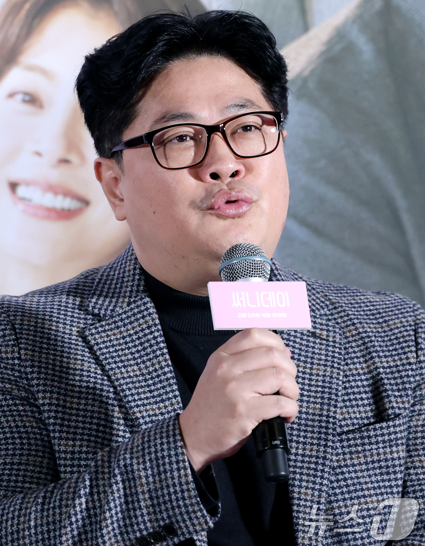 (서울=뉴스1) 권현진 기자 = 이창무 감독이 7일 오후 서울 용산구 CGV 용산점에서 열린 영화 '써니데이' 언론시사회 및 기자간담회에 참석해 취재진의 질문에 답하고 있다.'써니 …