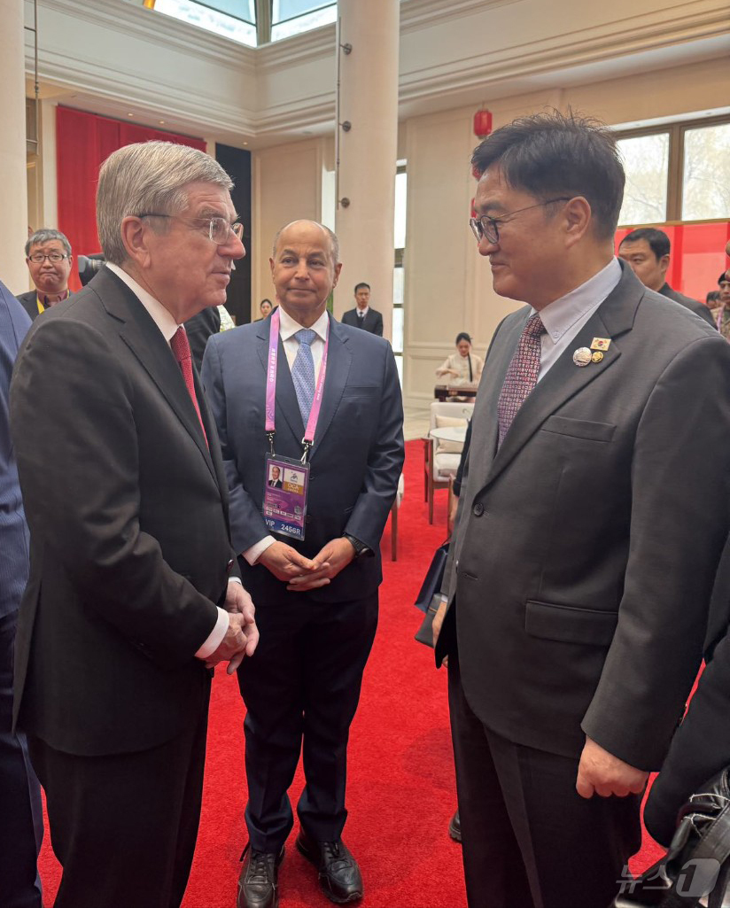 (서울=뉴스1) = 중국을 방문 중인 우원식 국회의장이 7일 헤이룽장성 하얼빈시 타이양다오 호텔에서 열린 동계아시안게임 개막식 참석 주요 인사 대상 환영 오찬에서 토마스 바흐 국제 …