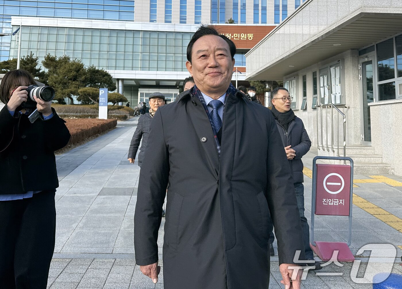 본문 이미지 - 뇌물수수 및 정치자금법 혐의로 재판에 넘겨진 송철호 전 울산시장이 7일 울산지법 1심에서 무죄를 선고 받은 뒤 법원을 나서고 있다. 2025.2.7/뉴스1 ⓒ News1 조민주 기자