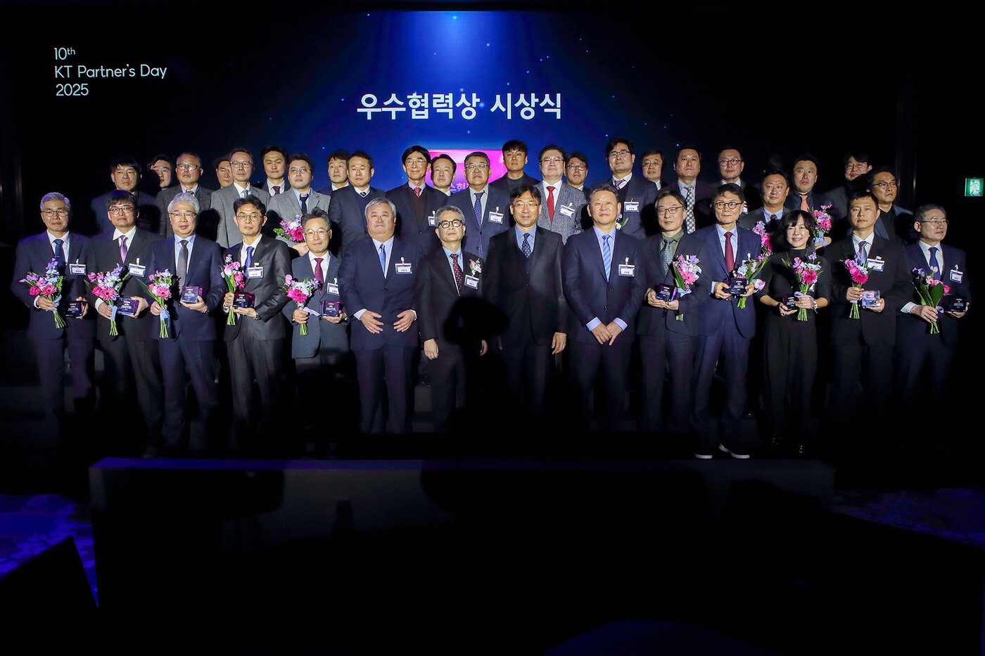 본문 이미지 - 제10회 KT 파트너스데이 2025에 참석한 KT그룹 임직원들과 외빈 그리고 협력사 임직원이 기념 촬영을 하고 있다. &#40;KT 제공&#41;