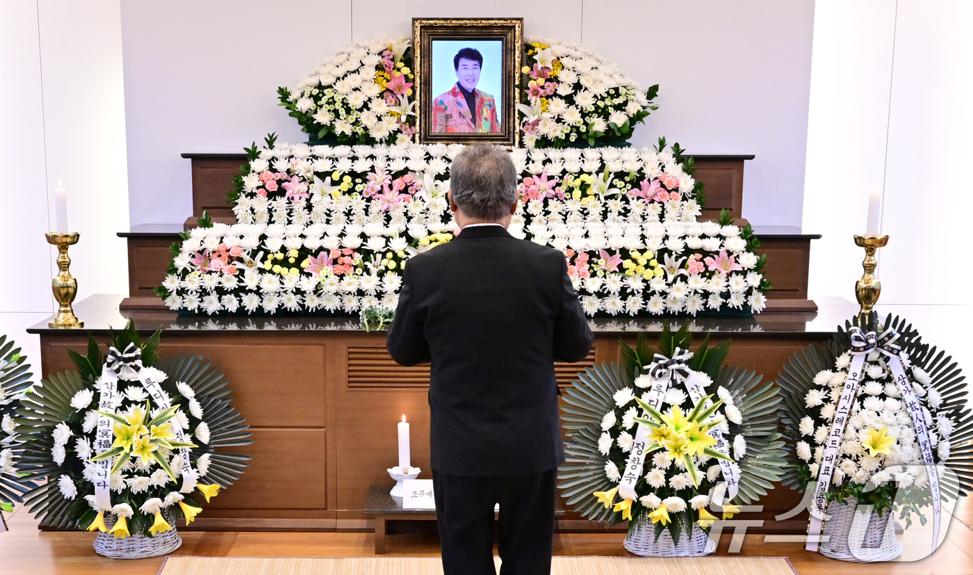 (서울=뉴스1) 사진공동취재단 = 7일 서울 종로구 서울대학교병원 장례식장에 마련된 '국민 트로트 가수' 고 송대관의 빈소를 찾은 조문객이 조문하고 있다. 2025.2.7/뉴스1