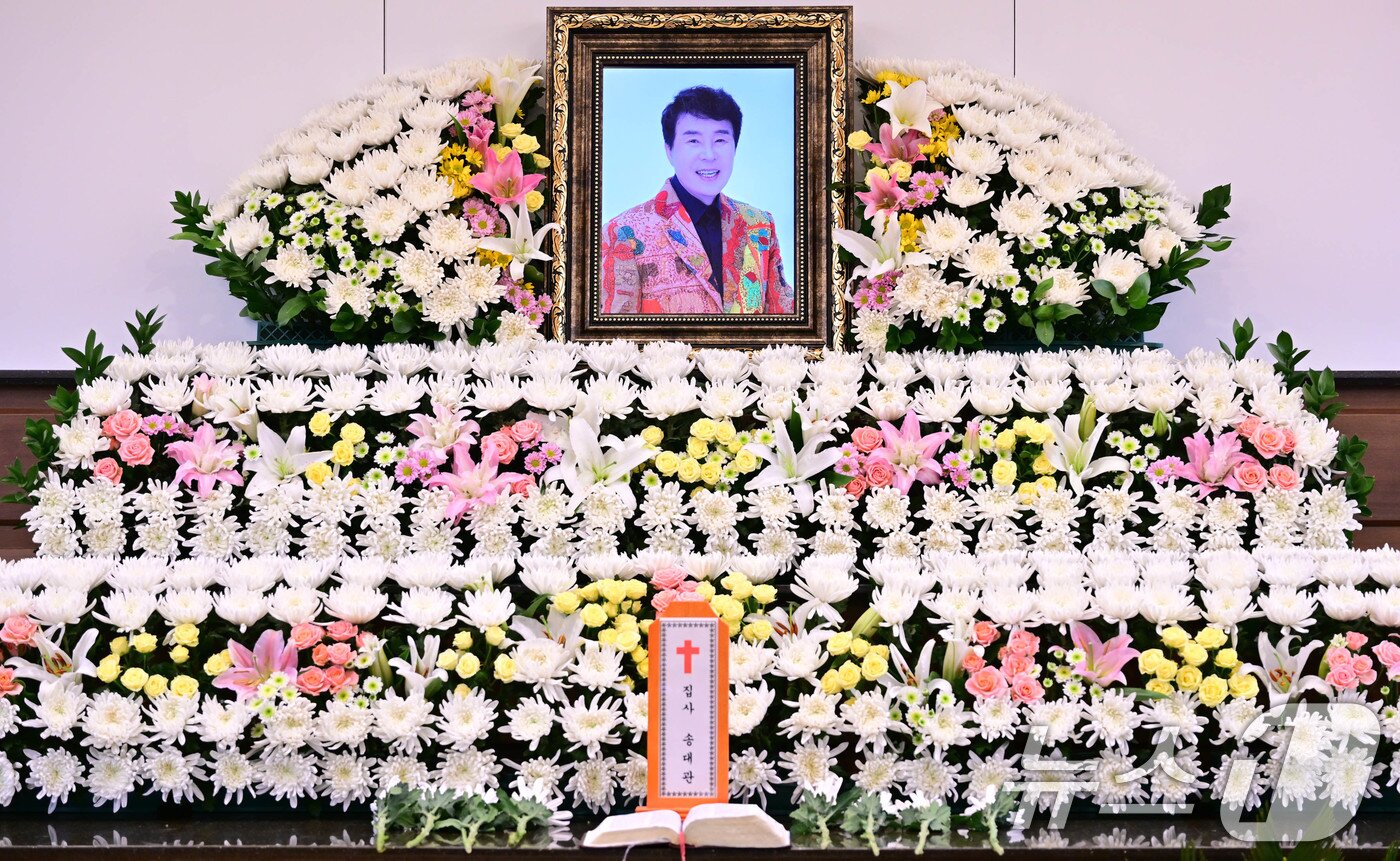 본문 이미지 - 7일 서울 종로구 서울대학교병원 장례식장에 마련된 '국민 트로트 가수' 故 송대관의 빈소를 찾은 조문객이 절을 올리고 있다. 2025.2.7/뉴스1 ⓒ News1 사진공동취재단
