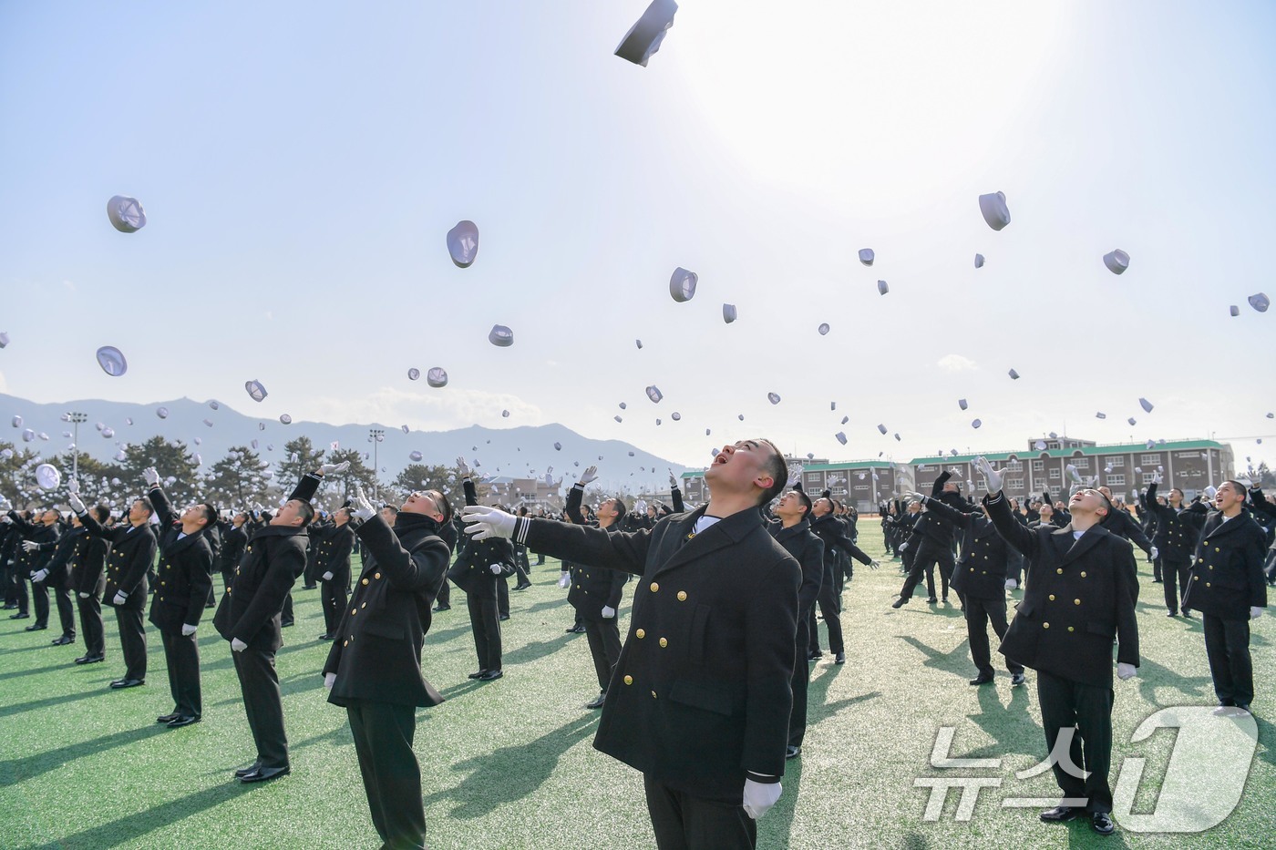 (창원=뉴스1) 윤일지 기자 = 7일 경남 창원시 진해군 해군교육사령부에서 열린 해군병 710기 수료식에서 병사들이 모자를 하늘 위로 던지며 훈련 수료를 자축하고 있다. (해군 제 …
