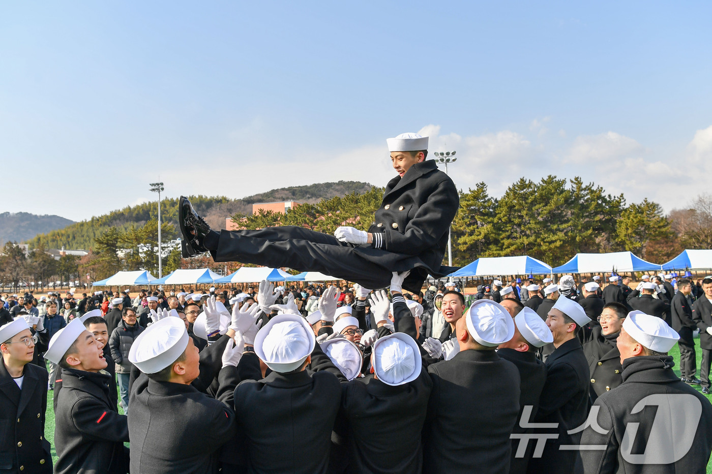 (창원=뉴스1) 윤일지 기자 = 7일 경남 창원시 진해군 해군교육사령부에서 열린 해군병 710기 수료식에서 병사들이 수료식을 마친 뒤 축하하고 있다. (해군 제공) 2025.2.2 …