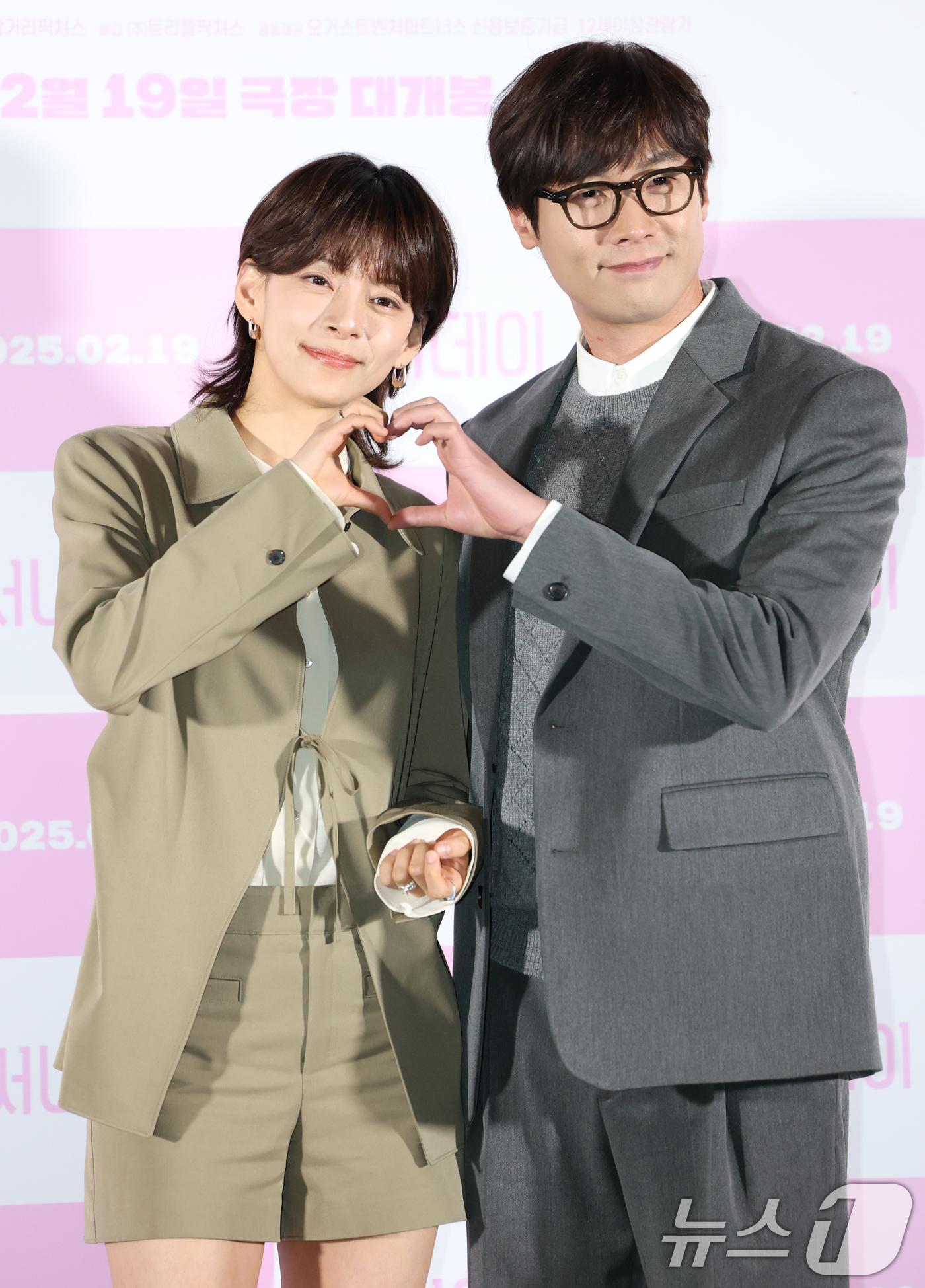 (서울=뉴스1) 권현진 기자 = 배우 정혜인과 최다니엘(오른쪽)이 7일 오후 서울 용산구 CGV 용산점에서 열린 영화 '써니데이' 언론시사회 및 기자간담회에 참석해 포즈를 취하고 …