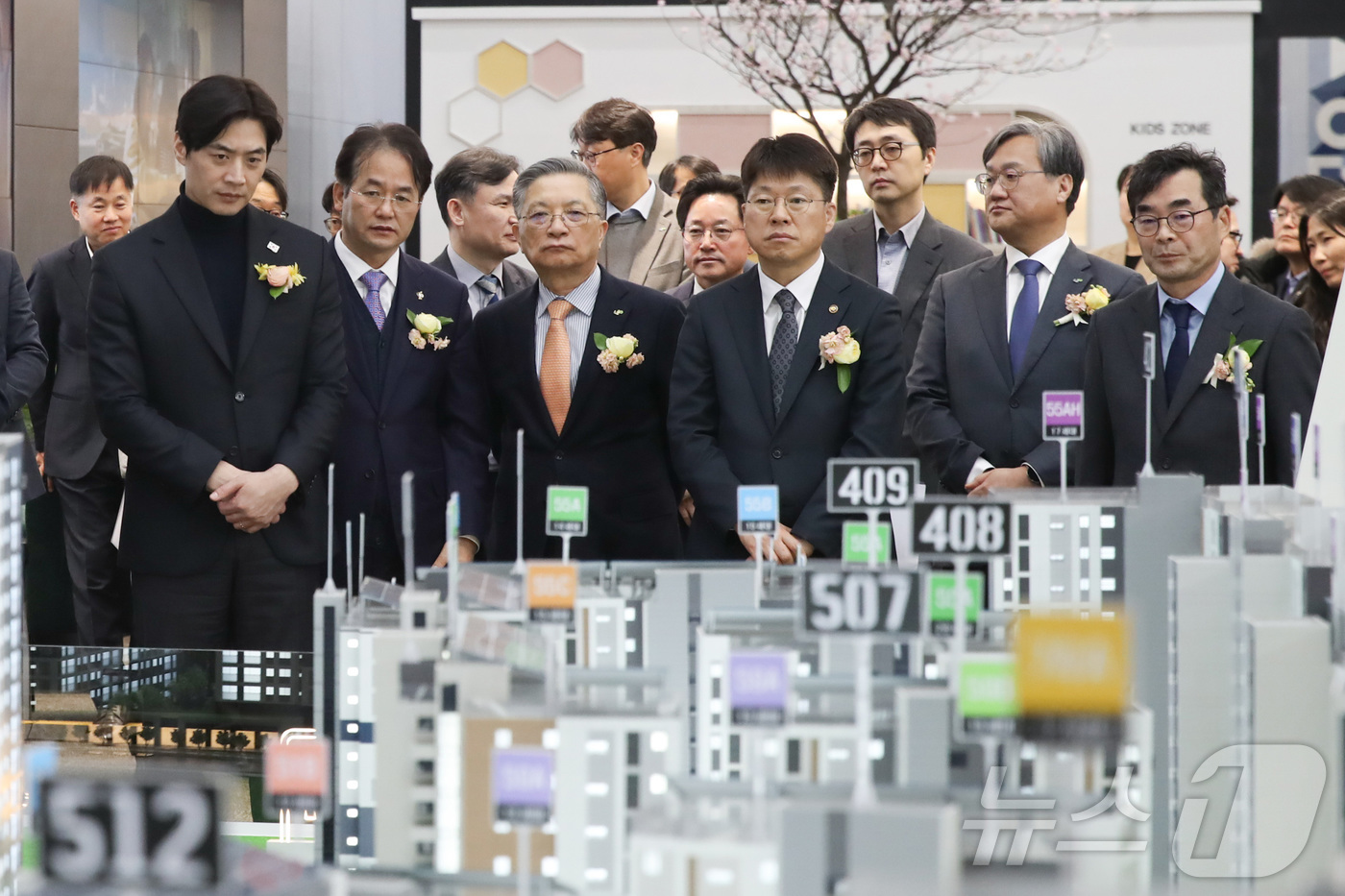 (서울=뉴스1) = 진현환 국토교통부 1차관과 이한준 한국토지주택공사(LH) 사장, 이동환 고양시장을 비롯한 참석자들이 7일 경기 고양시 일산 킨텍스에서 열린 고양창릉지구 첫 마을 …