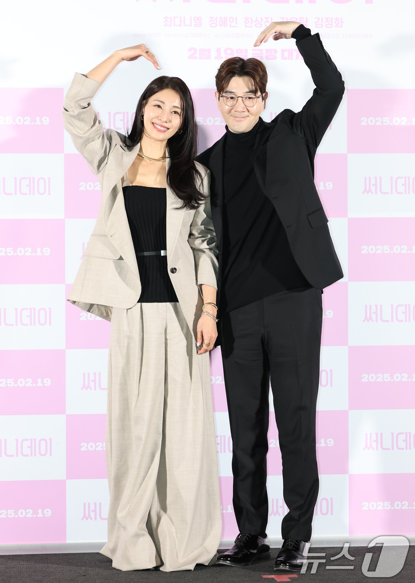본문 이미지 - 배우 김정화와 한상진&#40;오른쪽&#41;이 7일 오후 서울 용산구 CGV 용산점에서 열린 영화 &#39;써니데이&#39; 언론시사회 및 기자간담회에 참석해 포즈를 취하고 있다. &#39;써니데이&#39;는 이혼 소송 후 고향 완도로 컴백한 슈퍼스타 오선희&#40;정혜인 분&#41;가 첫사랑이었던 순정남 조동필&#40;최다니엘 분&#41;과 고향 친구들을 만나 서로에게 새로 시작할 용기를 주는 리스타트 해피 무비이다. 2025.2.7/뉴스1 ⓒ News1 권현진 기자