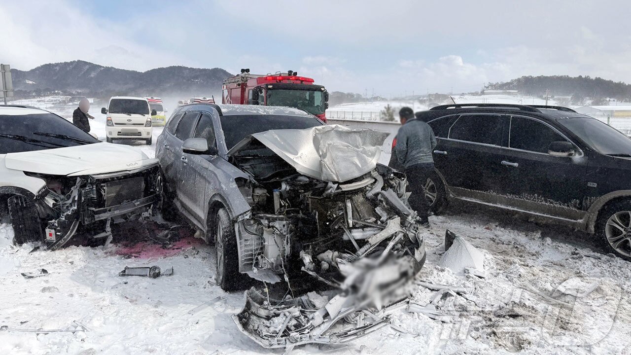 본문 이미지 - 7일 오후 1시 20분께 전남 무안군 현경면의 무안광주고속도로에서 8중 추돌 사고가 발생해 소방당국이 조치를 취하고 있다. (전남소방본부 제공) 2025.2.7/뉴스1