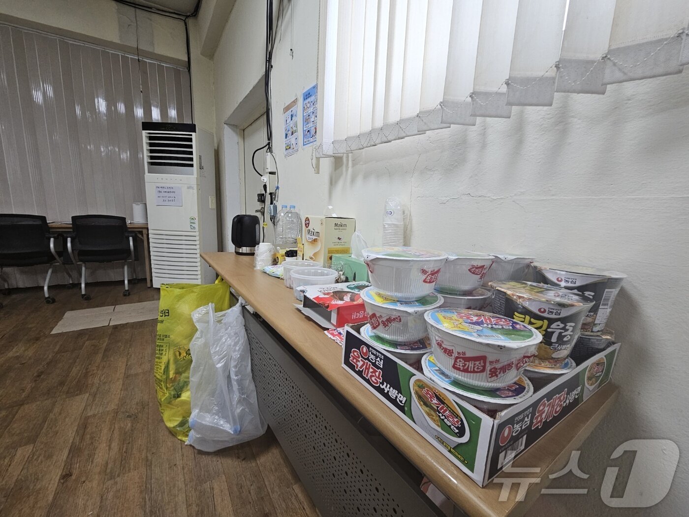 본문 이미지 -  대피소에 마련된 간식들.2025.2.7/뉴스1 이재규 기자