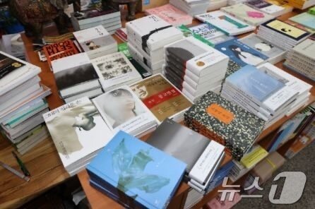 본문 이미지 - 1944년부터 운영된 전남 장흥군에 위치한 문화당 서점 내부 모습.(장흥군 제공)2025.2.7/뉴스1