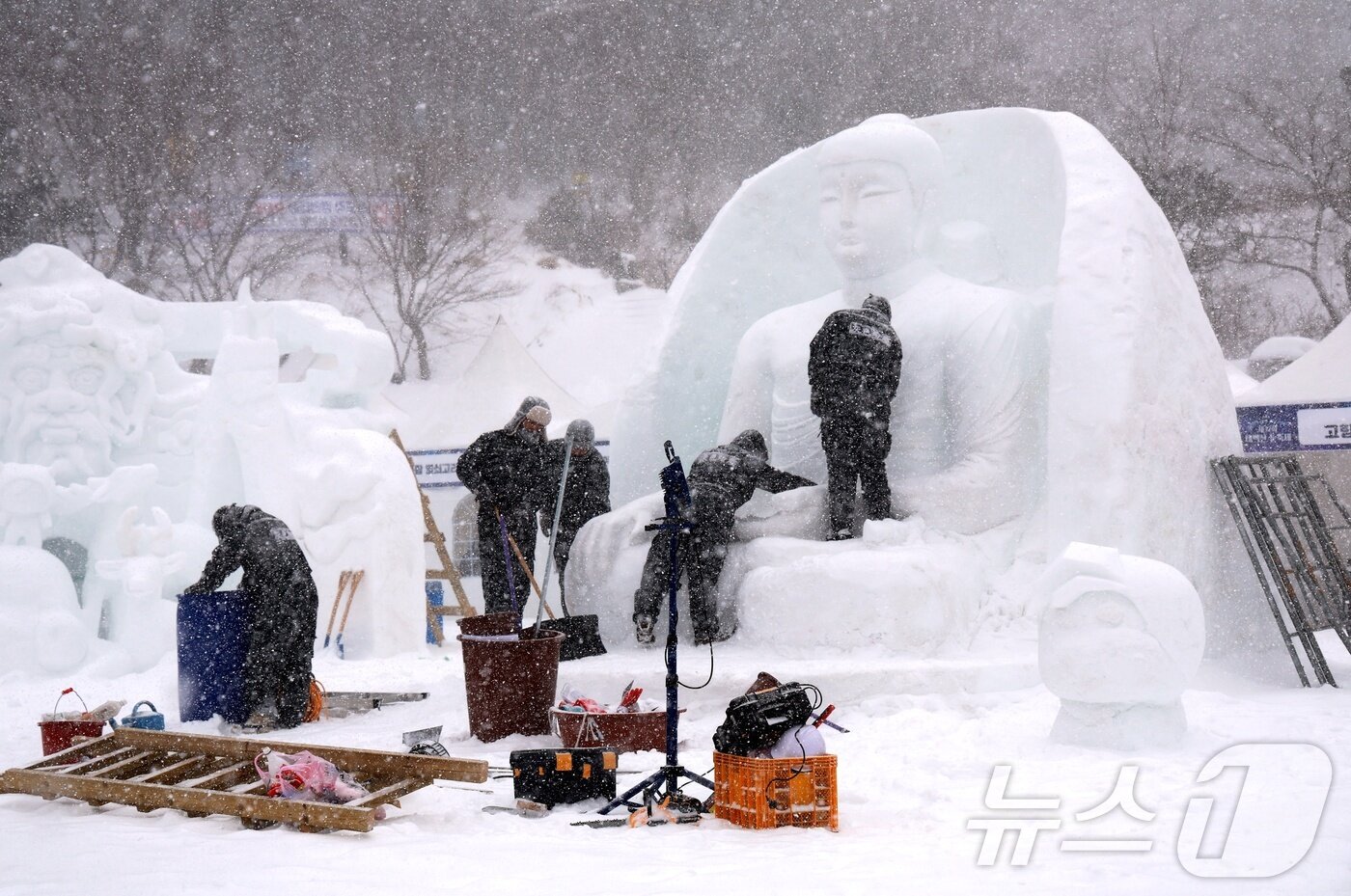 본문 이미지 - 제32회 태백산 눈축제가 &#39;2025 태백겨울축제&#39;라는 새로운 명칭과 함께 지난 7일부터 오는 16일까지 강원 태백시 일원에서 열리는 가운데 첫날인 지난 7일 태백시 당골과장에서 다양한 행사가 펼쳐지고 있는 모습. &#40;태백시 제공&#41; 2025.2.7/뉴스1 ⓒ News1 신관호 기자