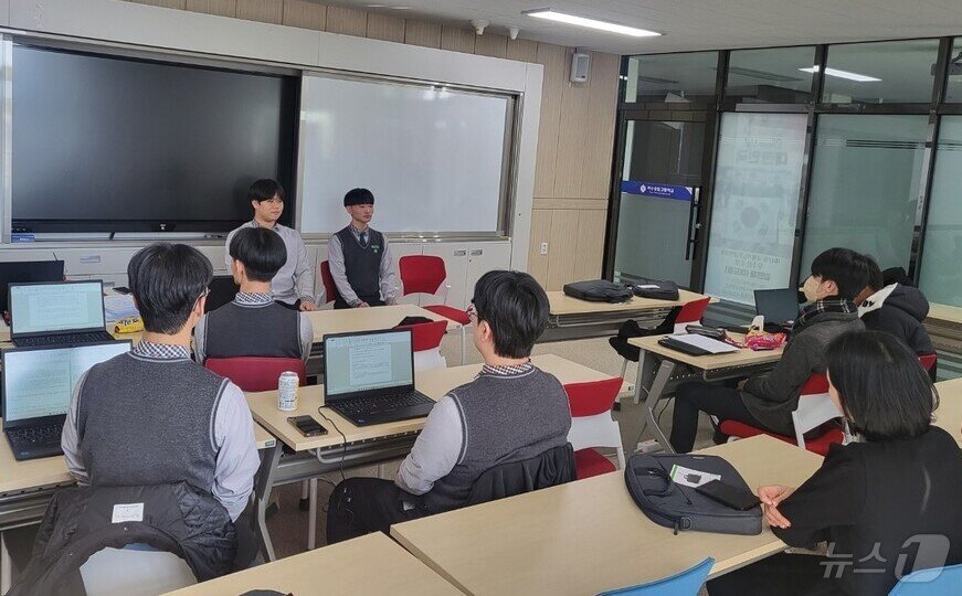 본문 이미지 - 학생들의 면접 실기수업 장면  &#40;전남교육청 제공&#41;/뉴스1