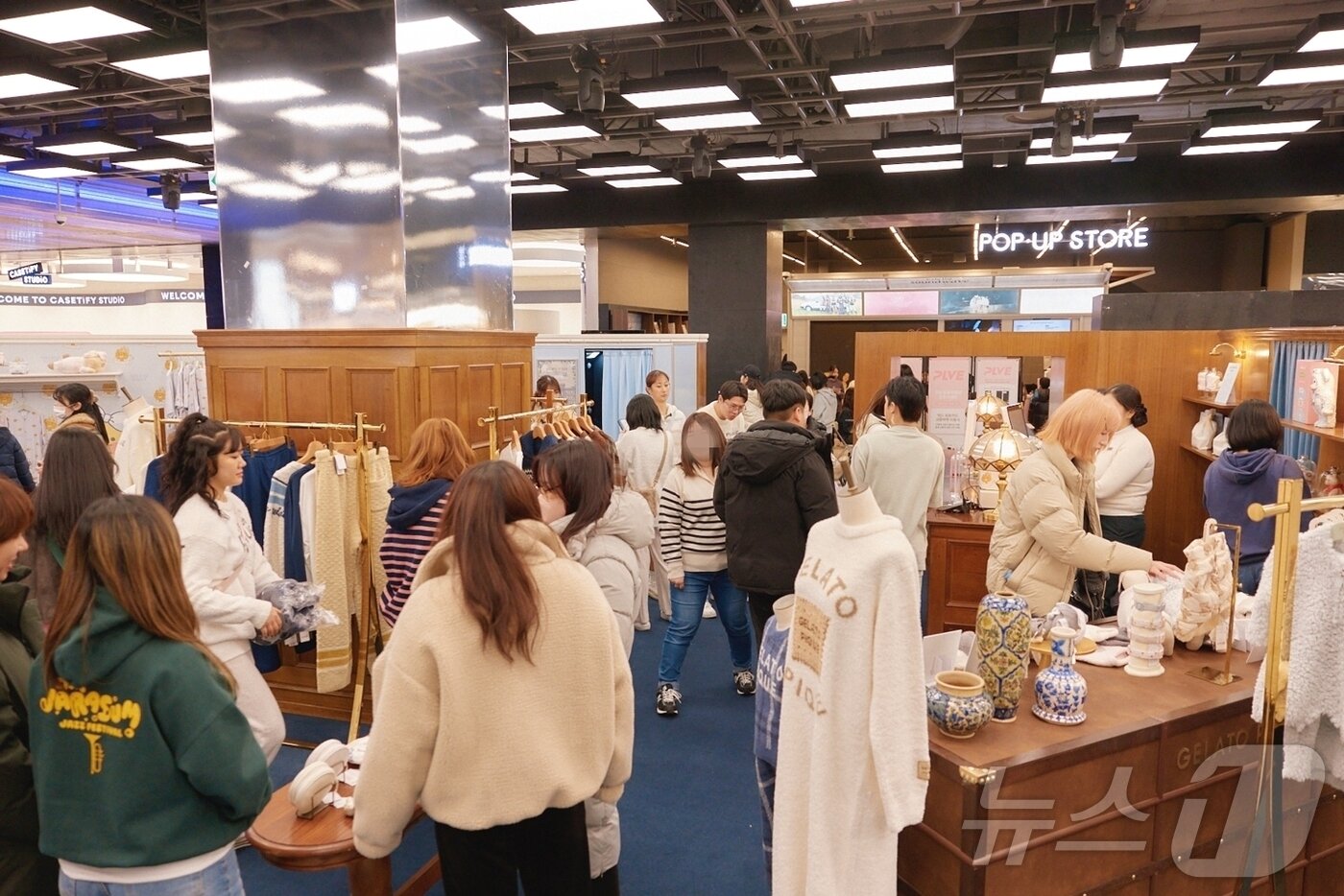 본문 이미지 - 젤라또피케의 더현대 팝업 매장이 방문객들로 붐비고 있다.&#40;젤라또피케 제공&#41;
