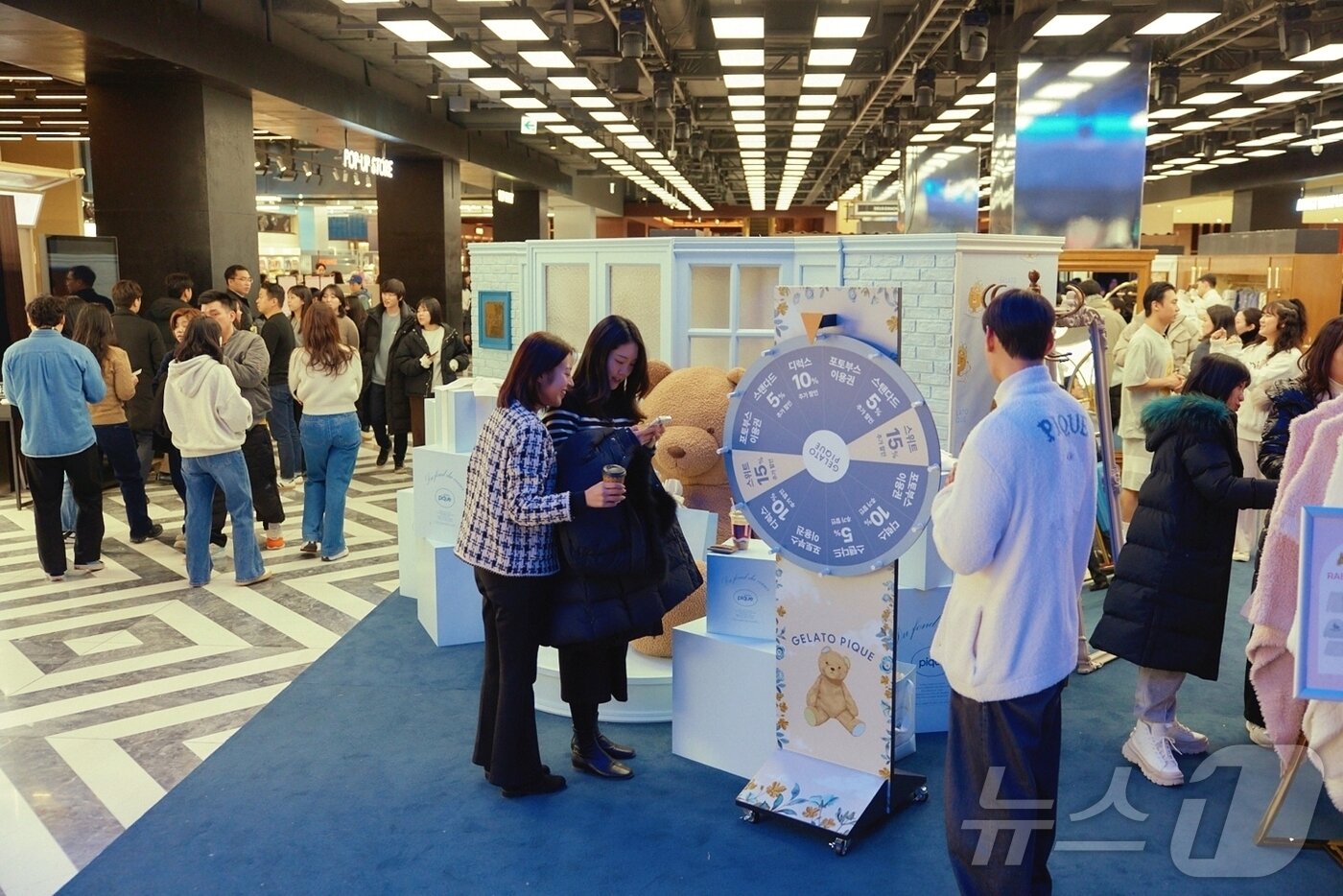 본문 이미지 - 젤라또피케 팝업스토어에서 방문객들이 룰렛 이벤트에 참여하고 있다.&#40;젤라또피케 제공&#41;