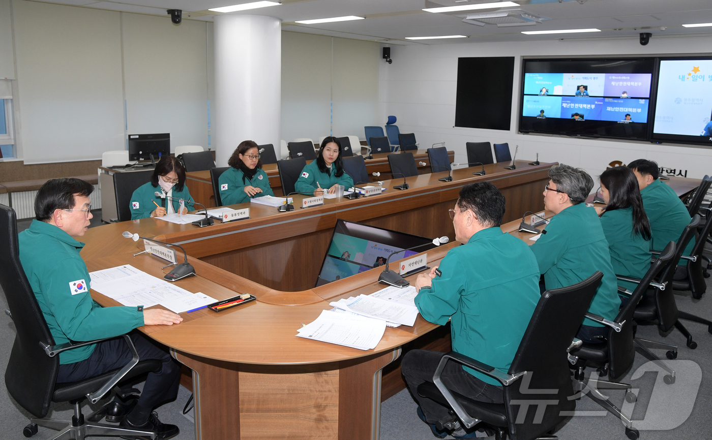 (광주=뉴스1) 전원 기자 = 고광완 광주광역시 행정부시장이 7일 오후 시청 재난상황실에서 관계공무원들과 폭설 대비 상황회의를 하고 있다. (광주시 제공) 2025.2.7/뉴스1