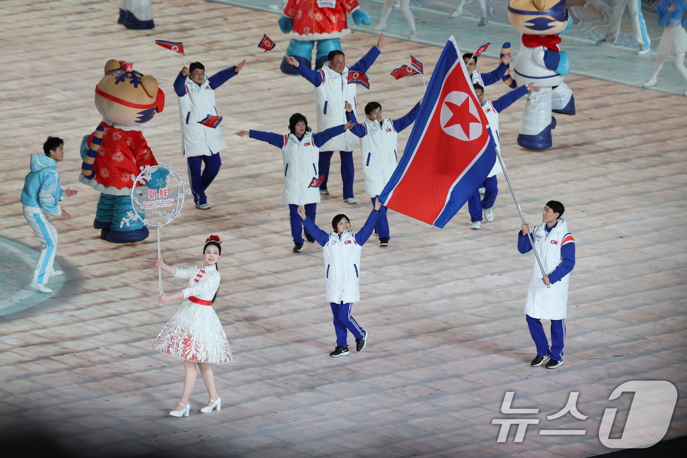 (하얼빈(중국)=뉴스1) 이승배 기자 = 7일(현지시간) 중국 헤이룽장성 하얼빈 국제 컨벤션 전시 스포츠센터에서 열린 제9회 하얼빈 동계아시안게임 개막식에서 북한 선수단이 입장하고 …