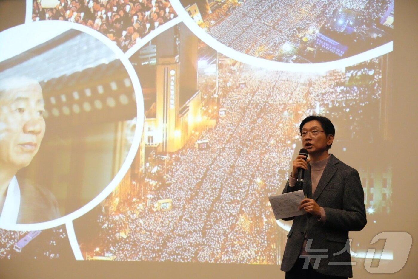 본문 이미지 - 김경수 전 경남지사가 7일 오후 7시 부산영화체험박물관에서 열린 노무현재단 부산지역위원회 정기총회에 참석해 특강을 하고 있다.2025.2.7.손연우 기자