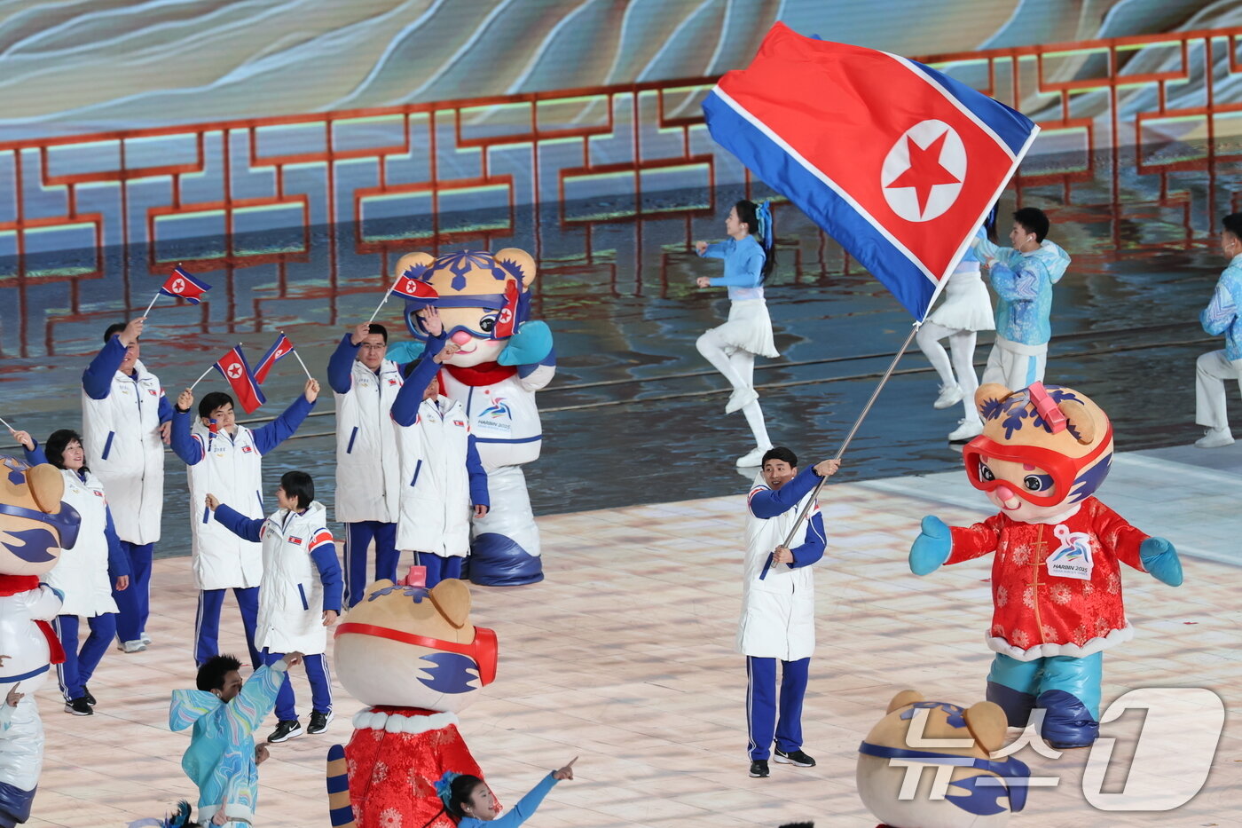 본문 이미지 - 7일&#40;현지시간&#41; 중국 헤이룽장성 하얼빈 국제 컨벤션 전시 스포츠센터에서 열린 제9회 하얼빈 동계아시안게임 개막식에서 북한 선수단이 입장하고 있다. 2025.2.7/뉴스1 ⓒ News1 이승배 기자