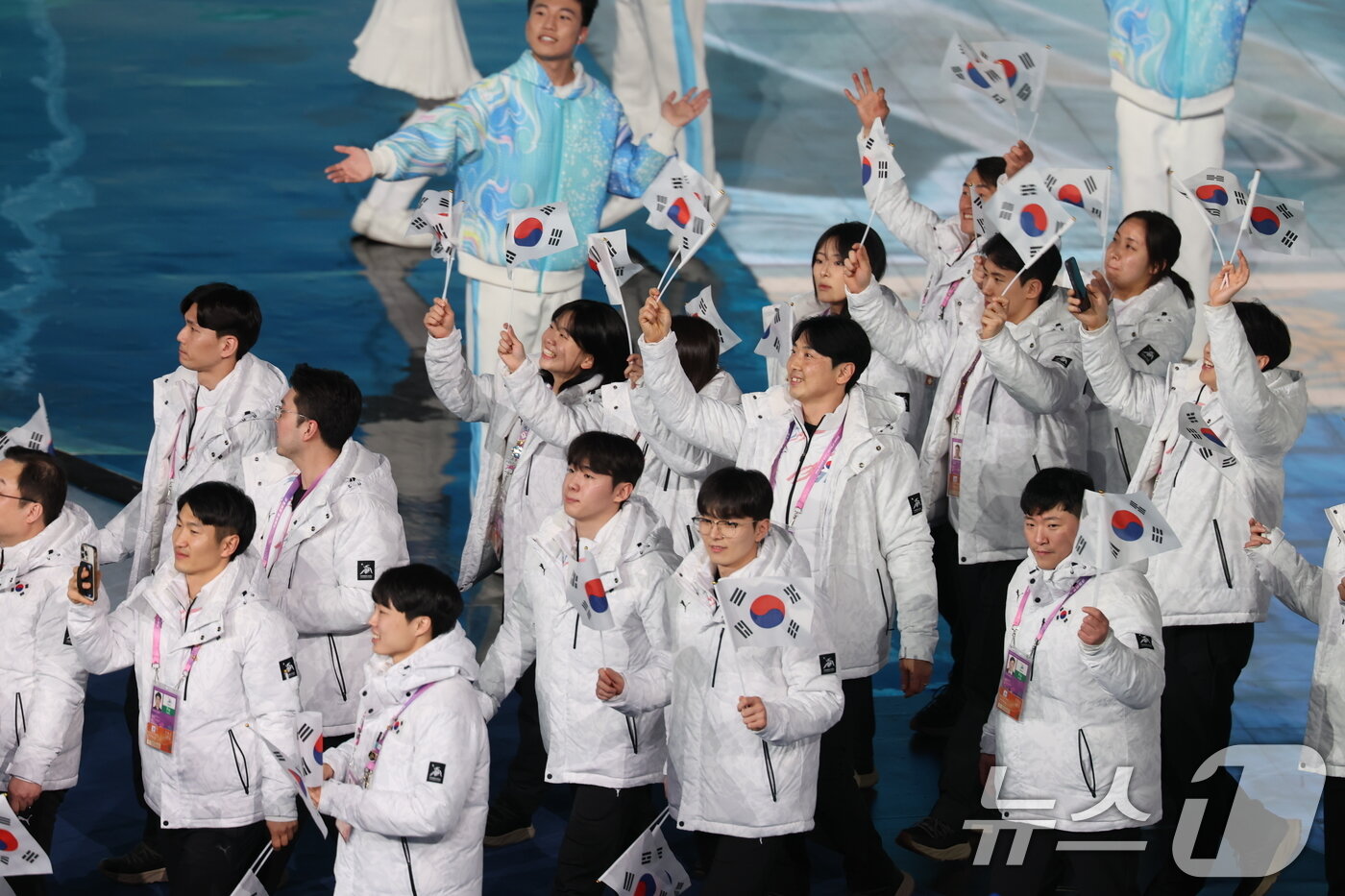 본문 이미지 - 7일&#40;현지시간&#41; 중국 헤이룽장성 하얼빈 국제 컨벤션 전시 스포츠센터에서 열린 제9회 하얼빈 동계아시안게임 개막식에서 대한민국 기수로 나선 이총민&#40;아이스하키&#41;, 김은지&#40;컬링&#41;을 비롯한 선수단이 입장하고 있다. 2025.2.7/뉴스1 ⓒ News1 이승배 기자