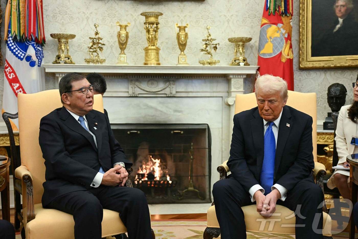 (워싱턴DC AFP=뉴스1) 정지윤 기자 = 도널드 트럼프 미국 대통령(오른쪽)과 이시바 시게루 일본 총리가 미국 워싱턴DC 백악관에서 만나 정상회담을 갖기 전 환담을 나누고 있다 …