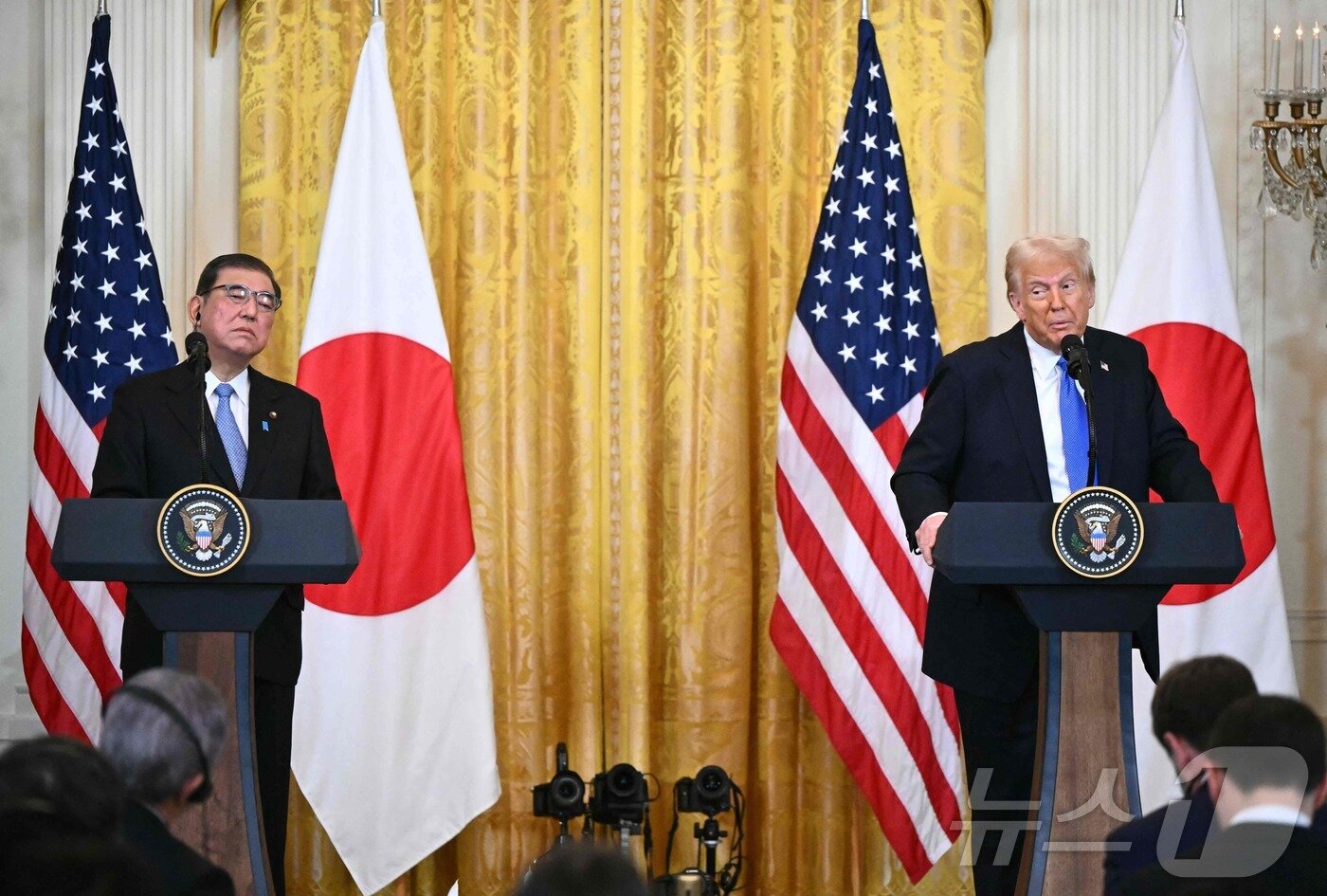 본문 이미지 - 도널드 트럼프 미국 대통령과 이시바 시게루 일본 총리가 7일(현지시간) 워싱턴 DC 백악관 이스트룸에서 회담 후 공동 기자회견을 하고 있다. ⓒ AFP=뉴스1 ⓒ News1 류정민 특파원