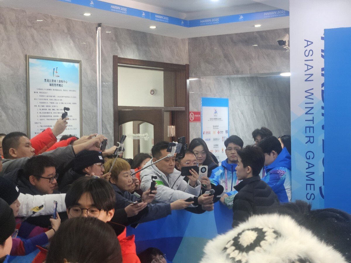 본문 이미지 -  20명이 넘는 중국 기자들이 내부에서 믹스트존 인터뷰를 진행하고 있다.ⓒ News1 안영준 기자